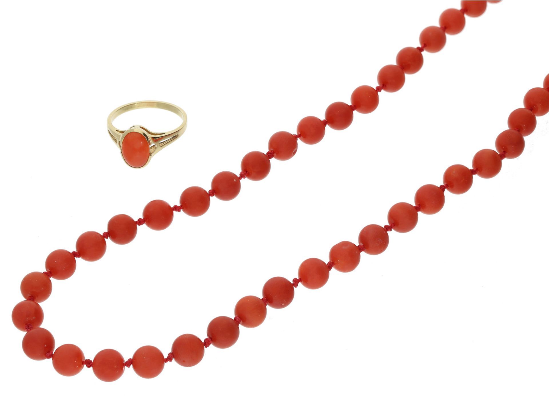 Kette/Collier/Ring: extra lange Korallenkette mit passendem Goldring, 14K Gold Kette ca. 114cm