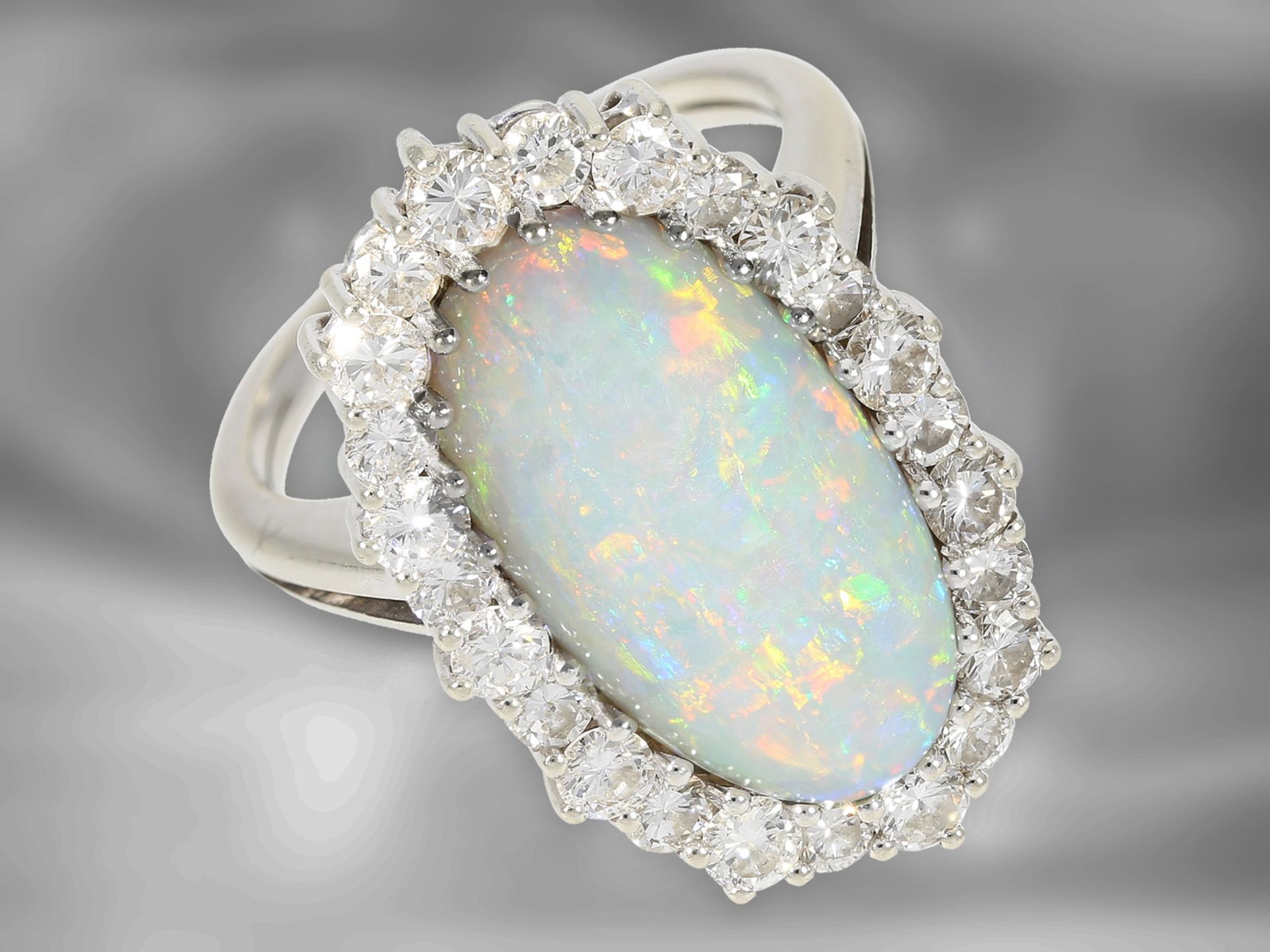 Ring: schöner vintage Opalring mit Brillanten, insgesamt ca. 1ct, 18K Weißgold Ca. Ø15mm, RG48,