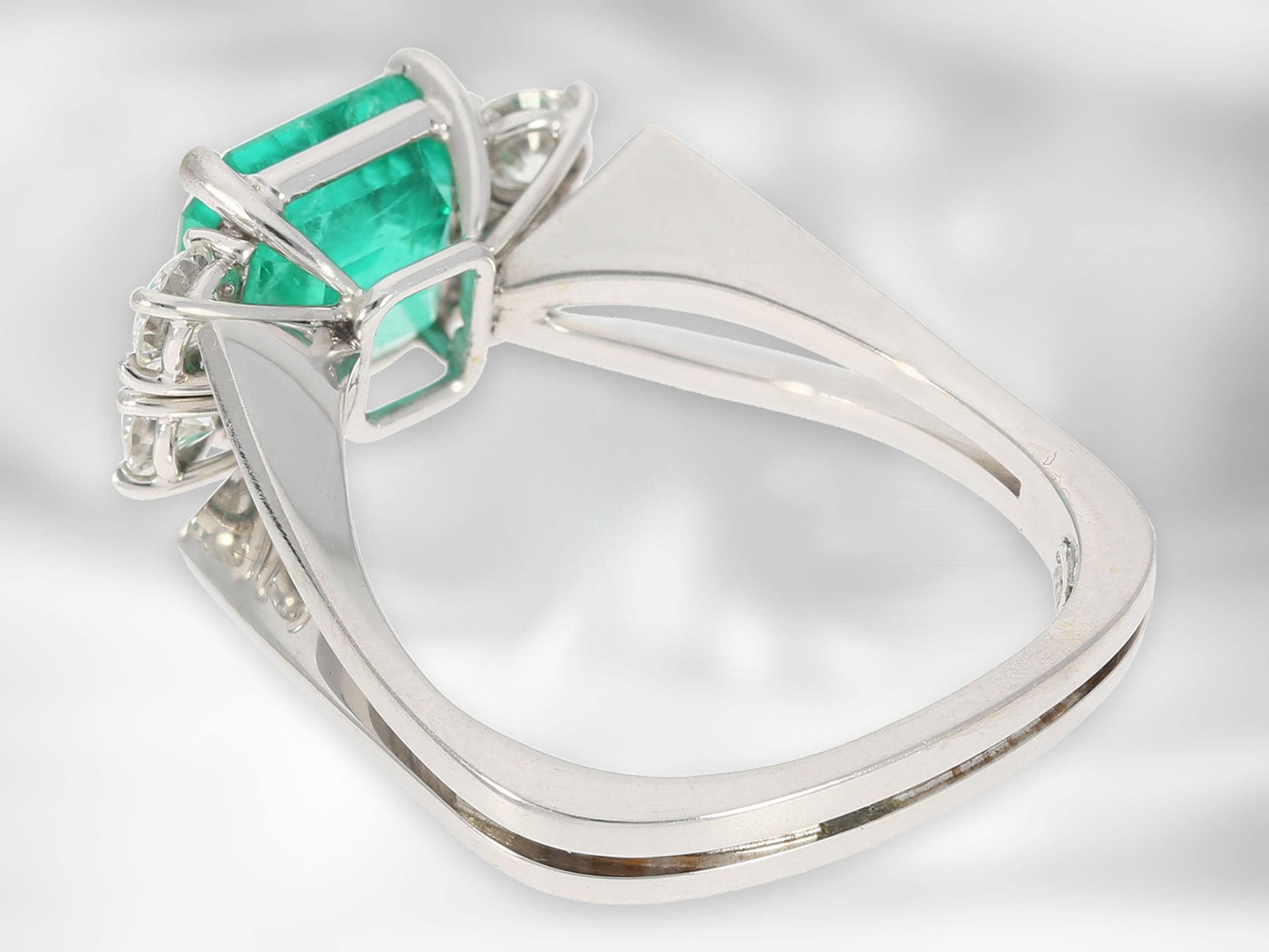 Ring: hochfeiner Smaragdring mit Brillanten, Anfertigung von Hofjuwelier Roesner, insgesamt ca. 3, - Bild 4 aus 4
