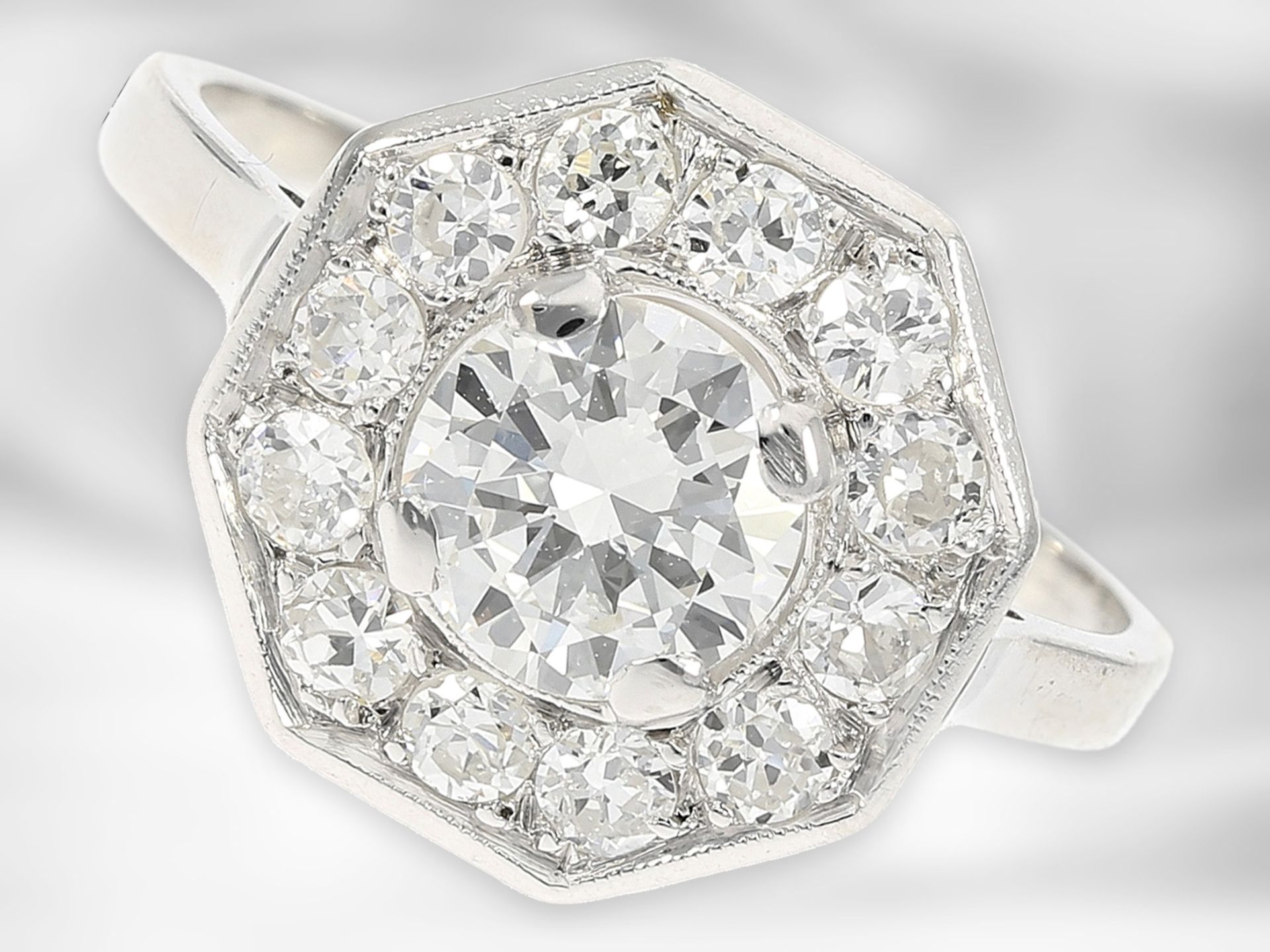 Ring: attraktiver vintage Platinring mit Brillant von ca. 0,87ct und Altschliff-Diamanten von