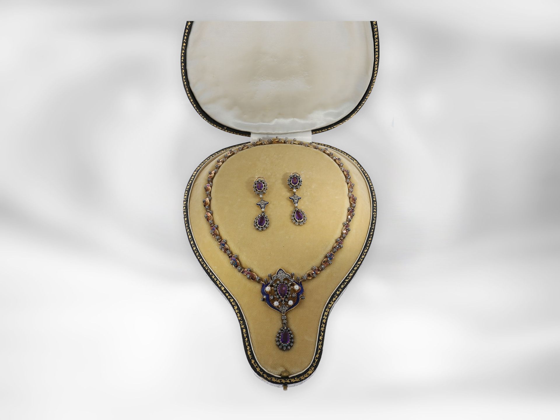 Collier/Armreif/Ohrringe: einzigartiges antikes Schmuckset, Gold/Emaille, Amethyste, Diamanten und - Bild 8 aus 8