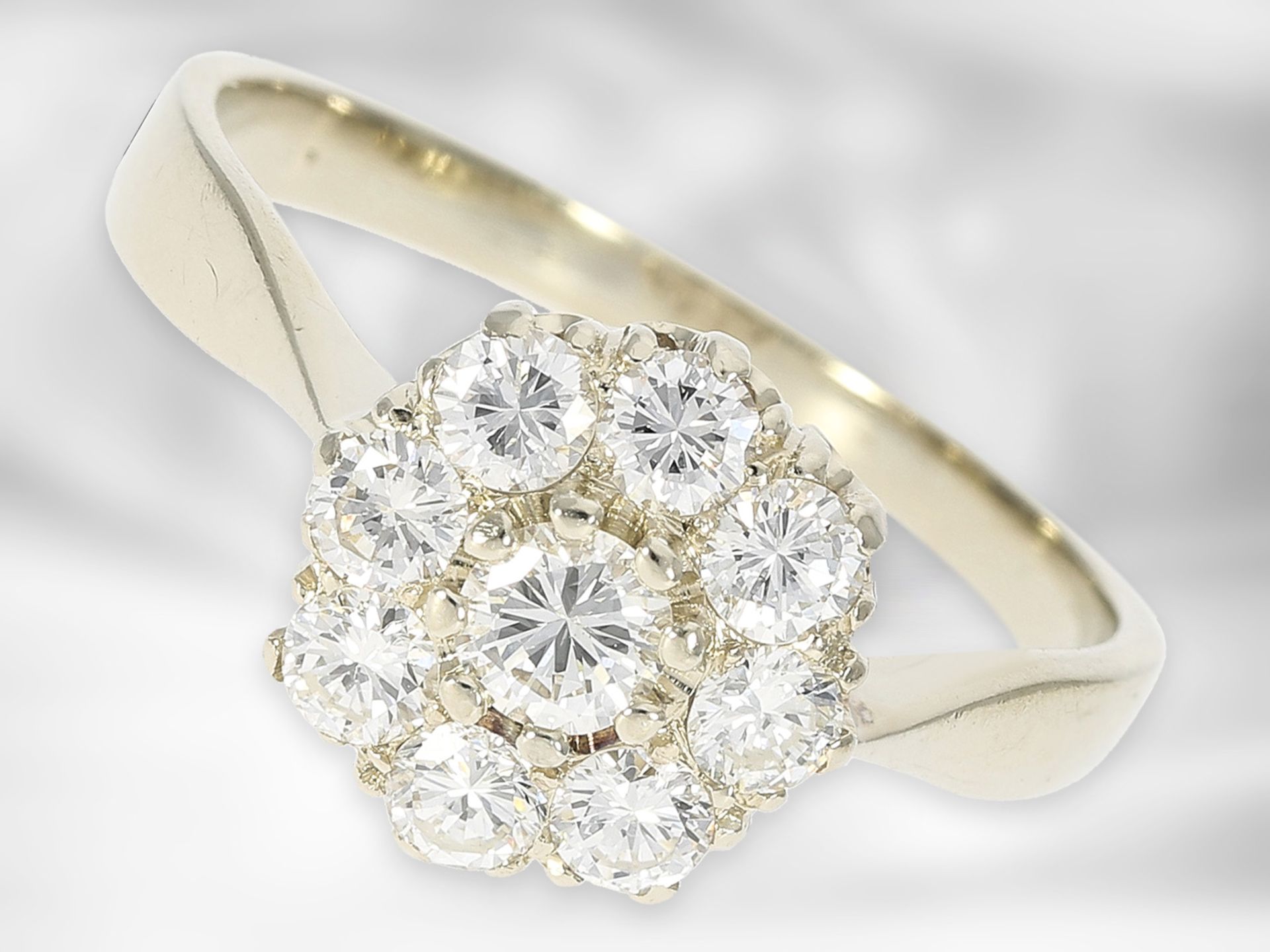 Ring: attraktiver Blütenring mit Brillanten von insgesamt ca. 0,9ct, 14K Weißgold Ca. Ø18,5mm,