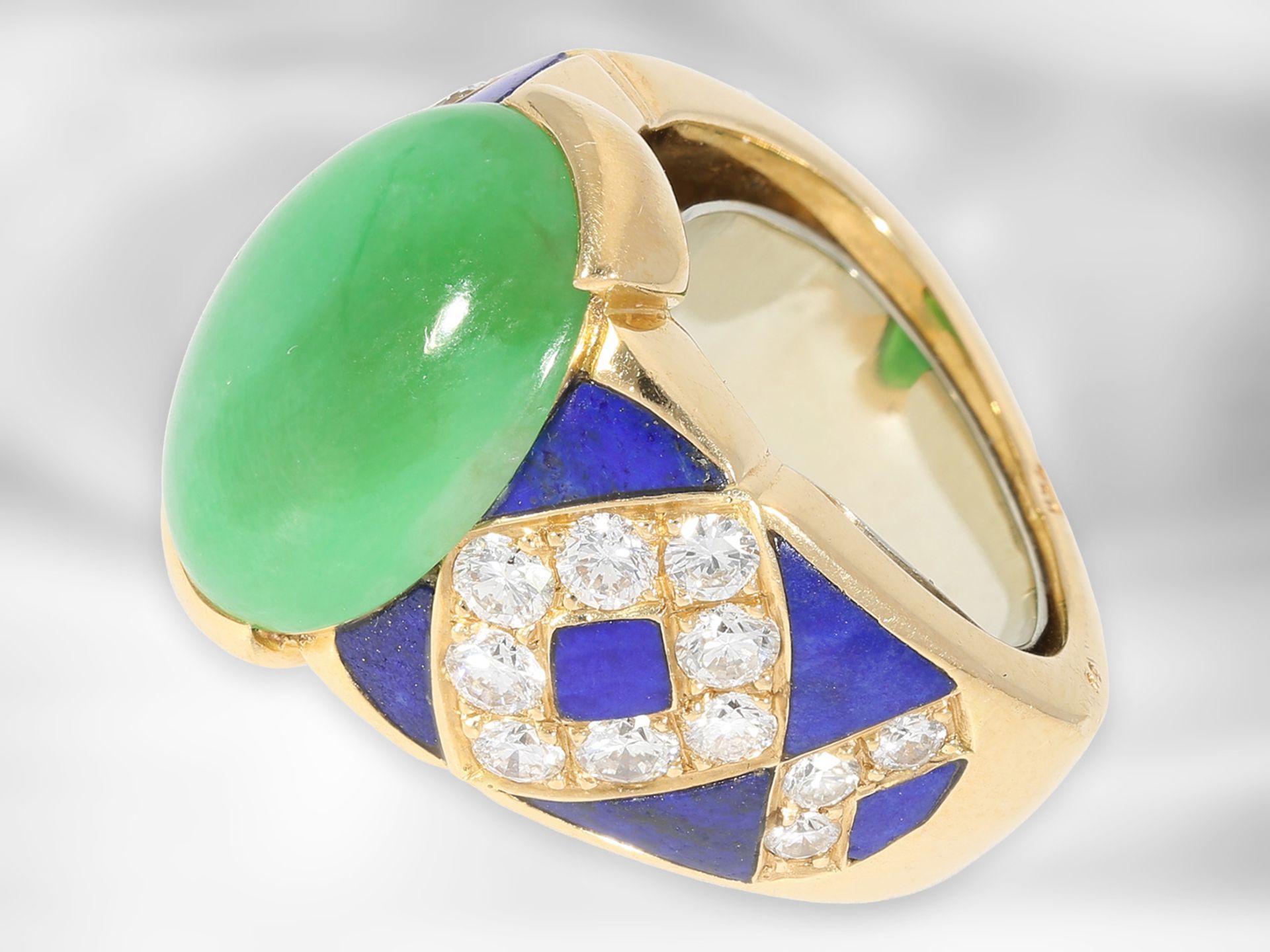 Ring: hochwertiger kunstvoll gearbeiteter Jadering mit Brillanten und Lapislazuli, 18K Gelbgold,