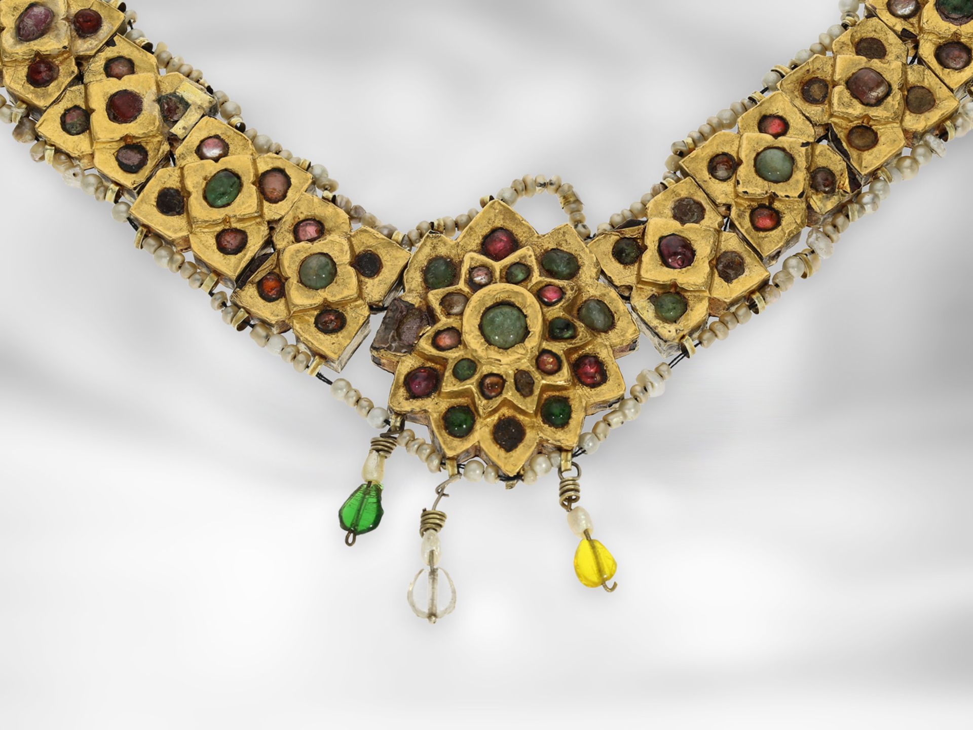 Collier: ungewöhnliches asiatisches antikes Goldcollier mit Farbsteinen und Perlen, Buchera,