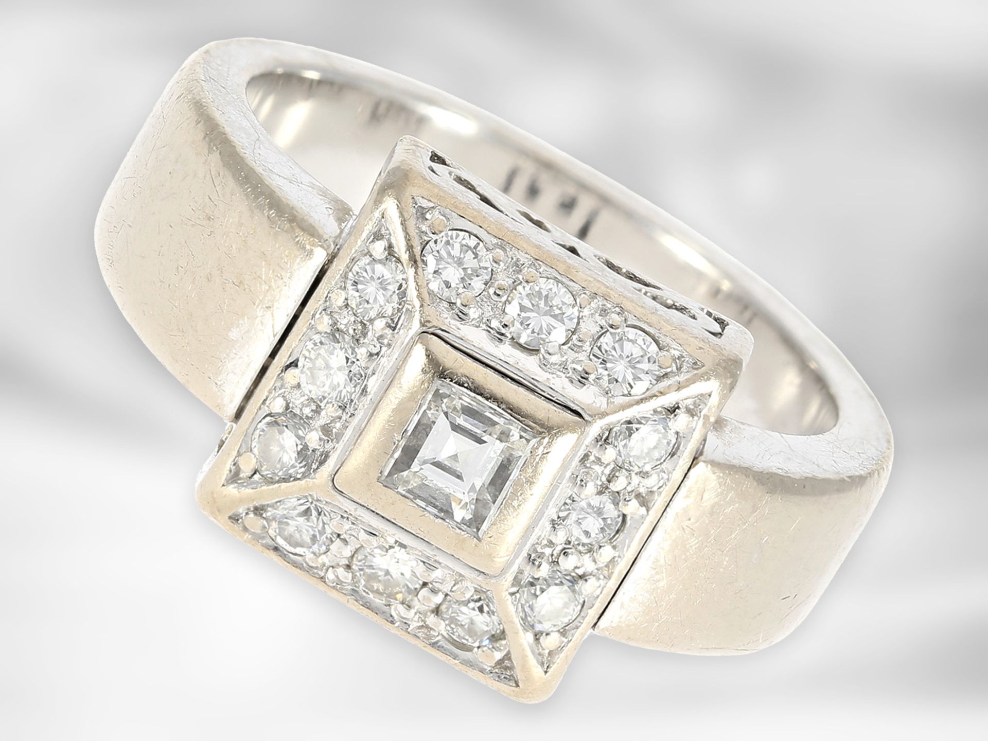 Ring: schwerer dekorativer Weißgoldring mit Diamanten, insgesamt ca. 0,43ct, 18K Gold Ca. Ø16mm,