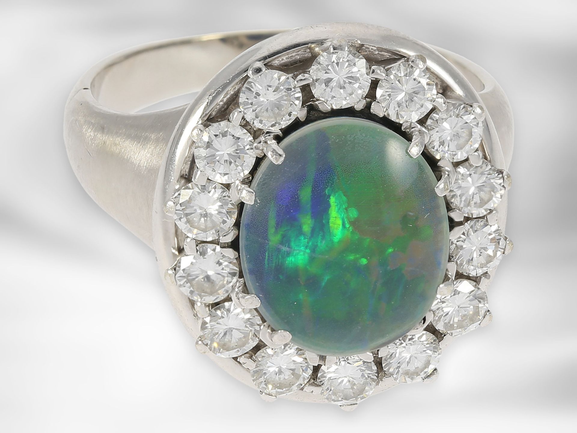 Ring: attraktiver weißgoldener Brillantring mit Opal, insgesamt ca. 1,12ct Brillanten, 18K Gold Ca. - Bild 2 aus 3