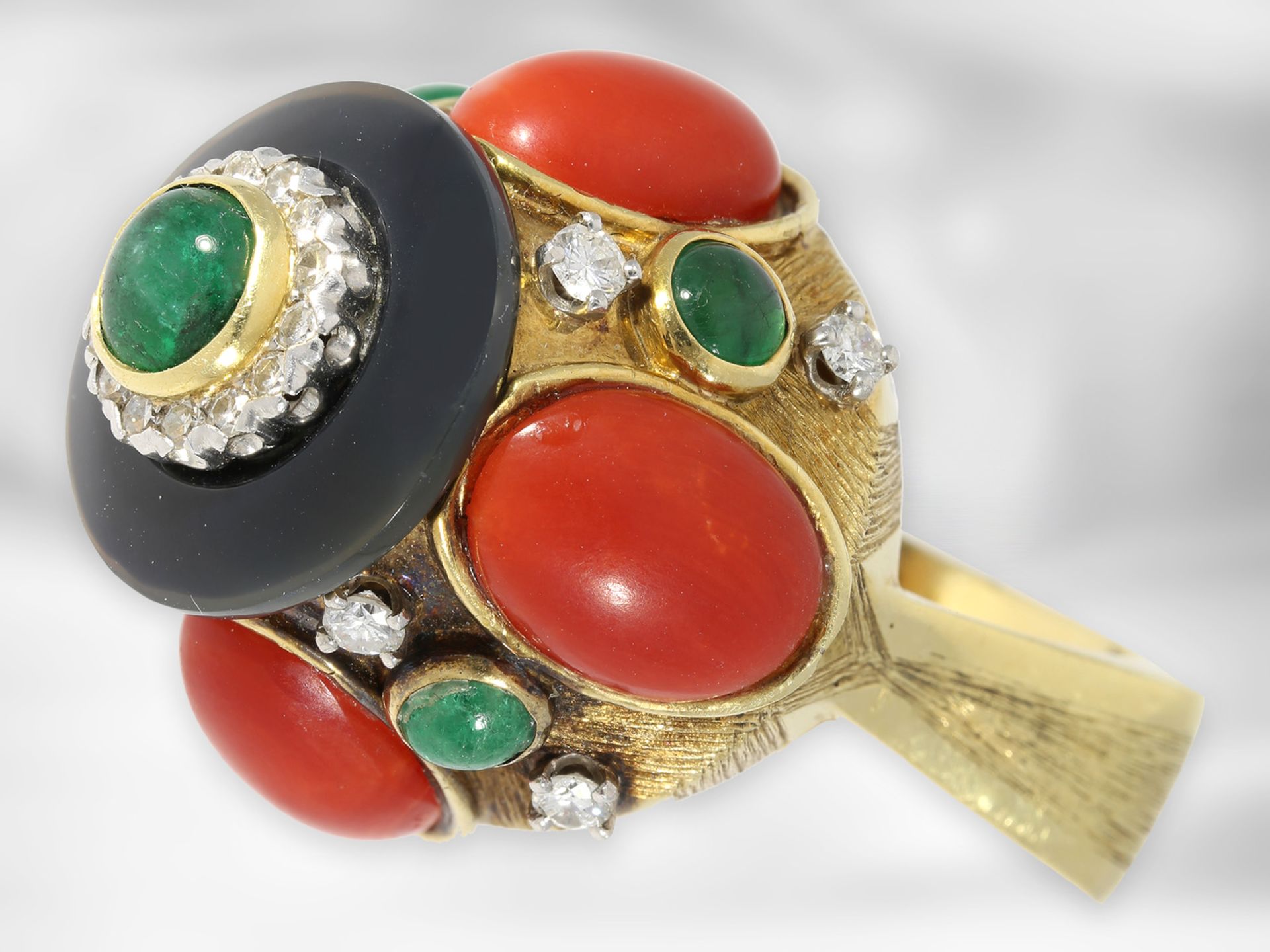 Ring: extravaganter vintage Goldschmiedering mit Smaragd- und Korallcabochons sowie Diamanten, 18K