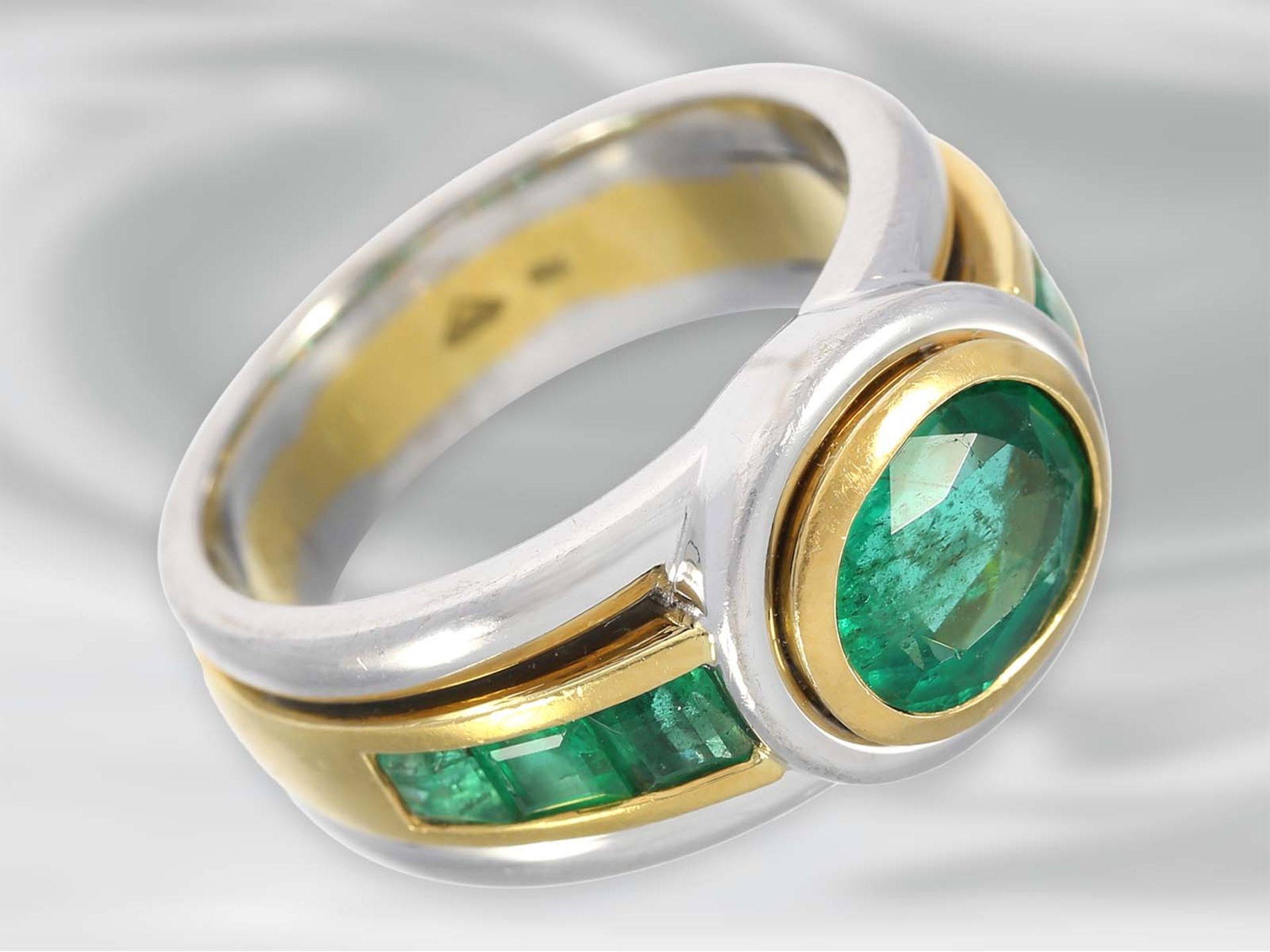 Ring: wertvoller und sehr solide gearbeiteter 18K Smaragd-Goldschmiedering, Mittelstein von 1,6ct