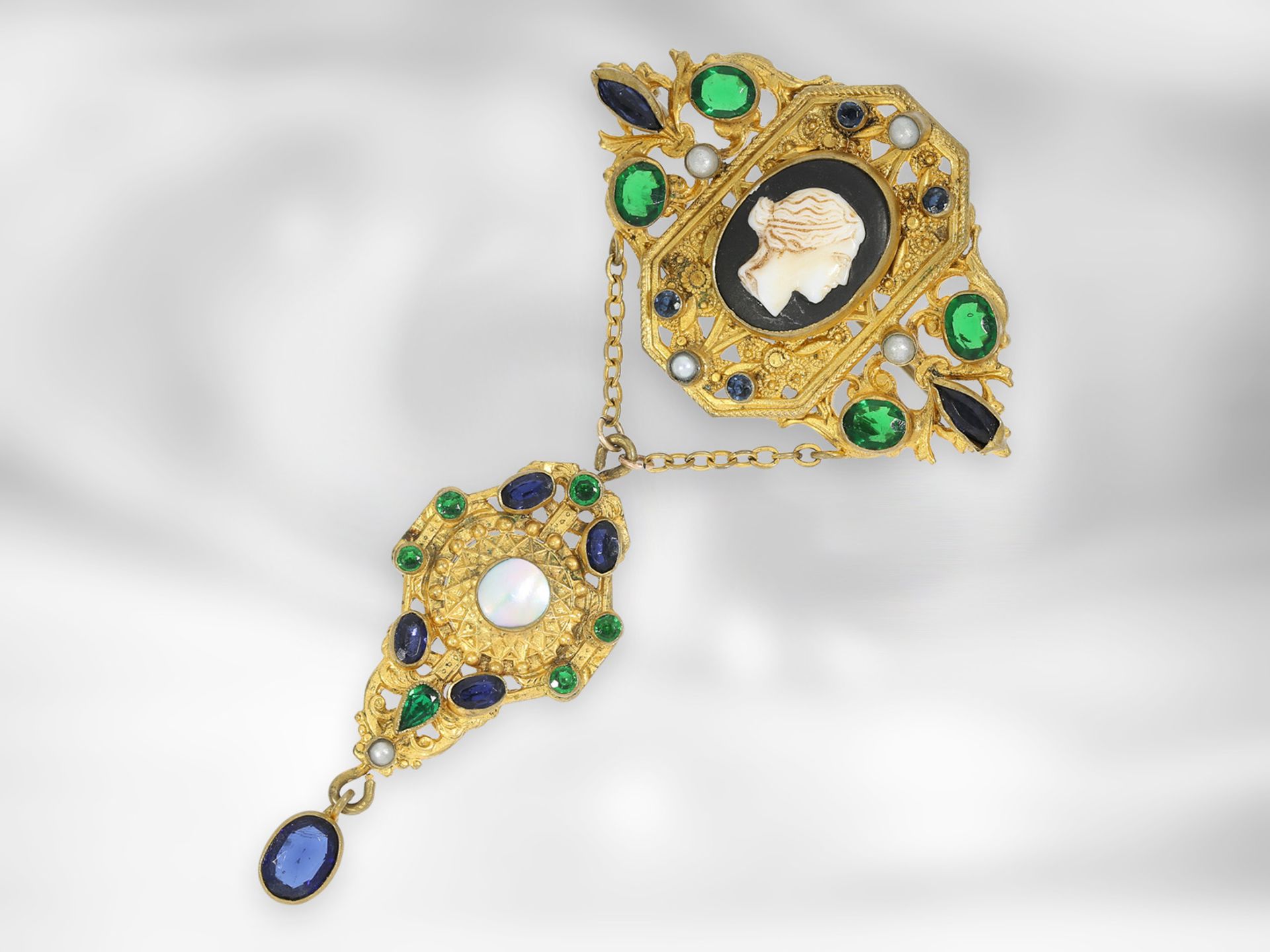 Brosche/Nadel: interessante sehr dekorative antike Brosche mit Kamee, Perlmutt, Farbsteinen und