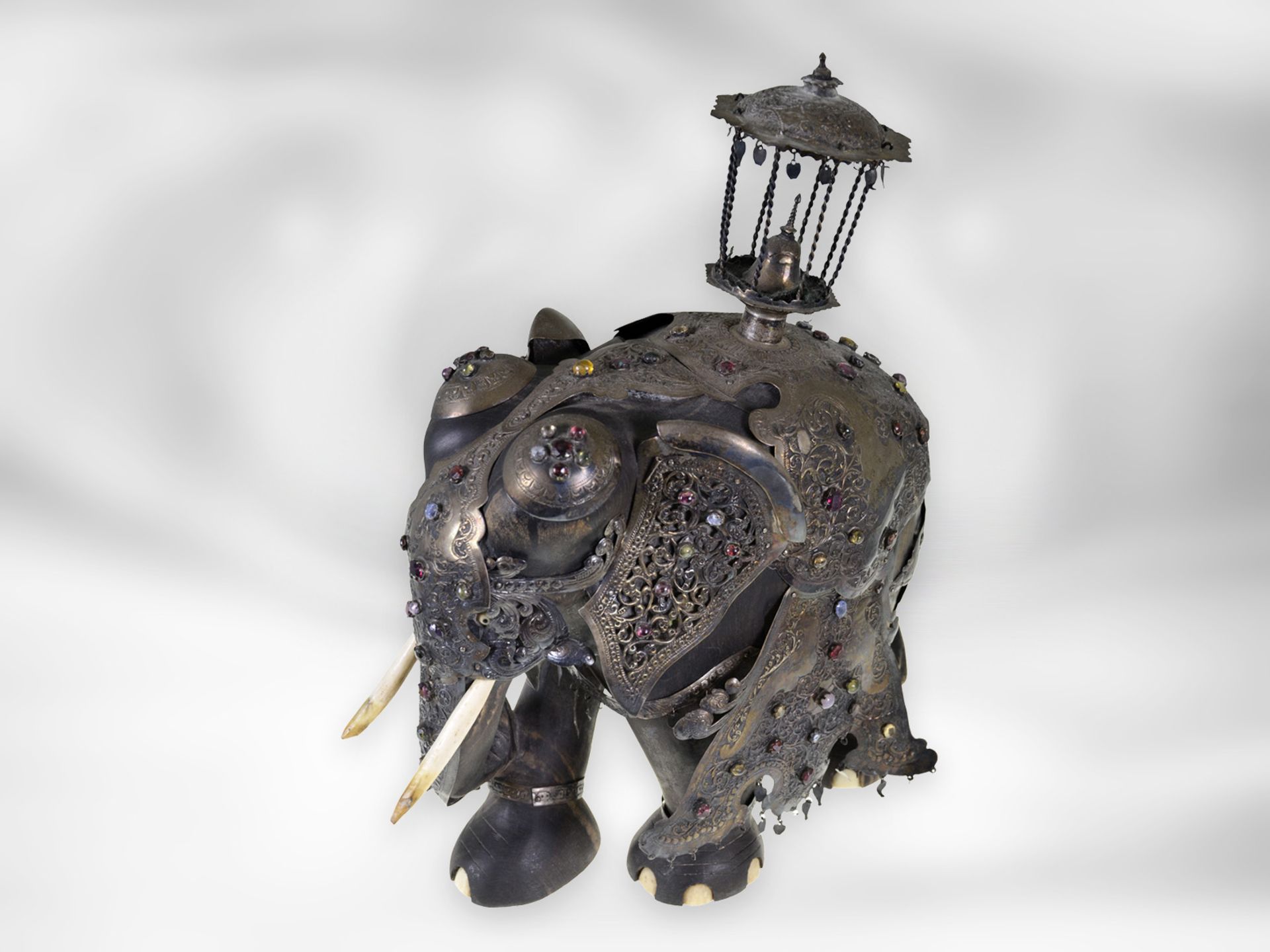 Figur/Kunstobjekt: handgefertigtes antikes Kunstobjekt, großer, prächtig geschmückter Elefant mit - Bild 2 aus 2