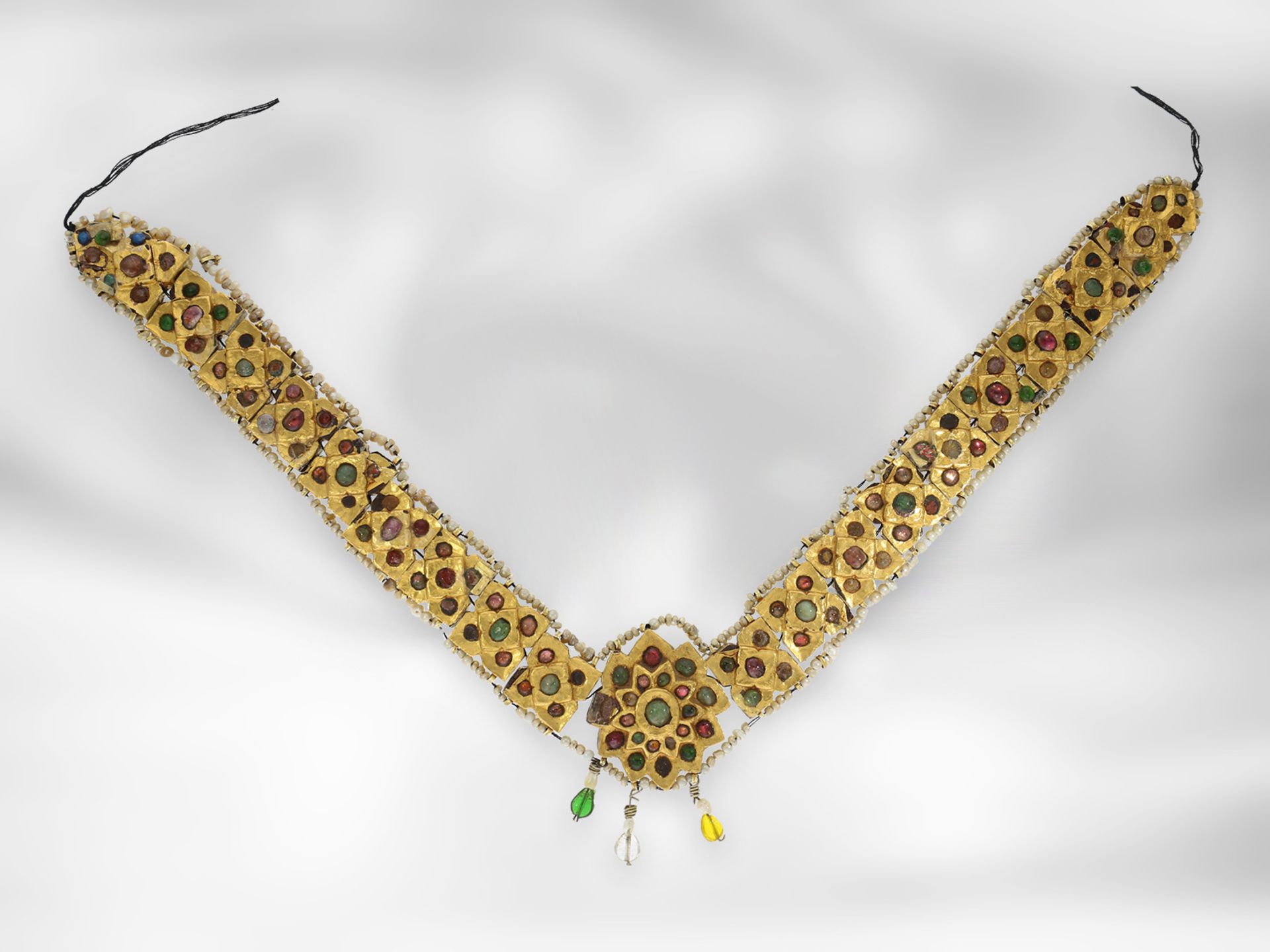 Collier: ungewöhnliches asiatisches antikes Goldcollier mit Farbsteinen und Perlen, Buchera, - Bild 2 aus 3