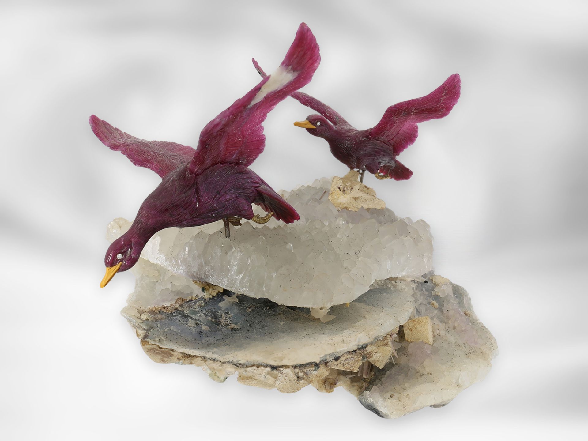 Figur/Steinschnitzerei: Entengruppe, Steinschneidearbeit aus Rubin auf einem Calcitsockel, - Bild 3 aus 3