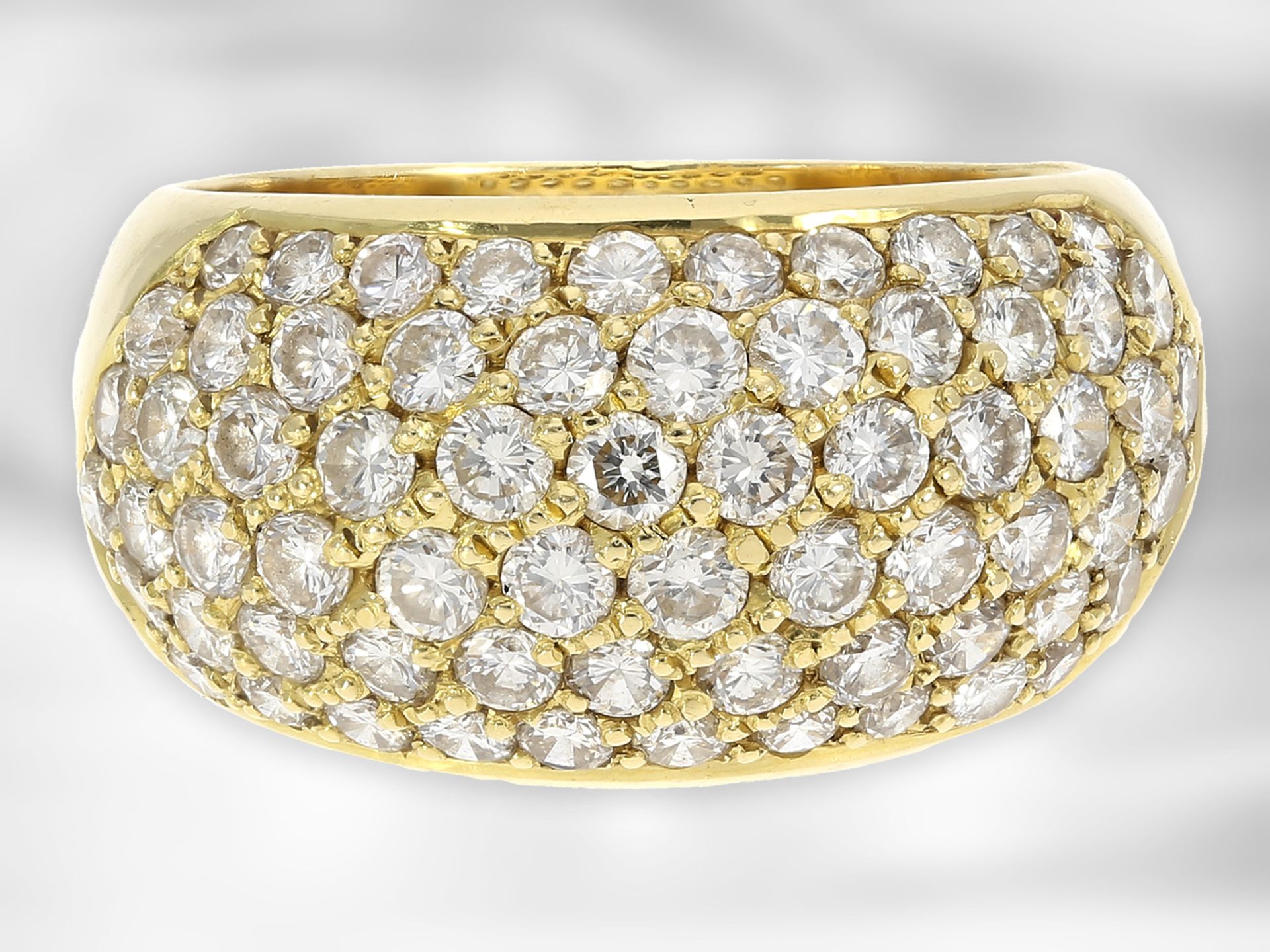Ring: sehr schöner goldener Pavéring mit Brillantbesatz von insgesamt 2,48ct, 18K Gelbgold Ca. - Image 2 of 3