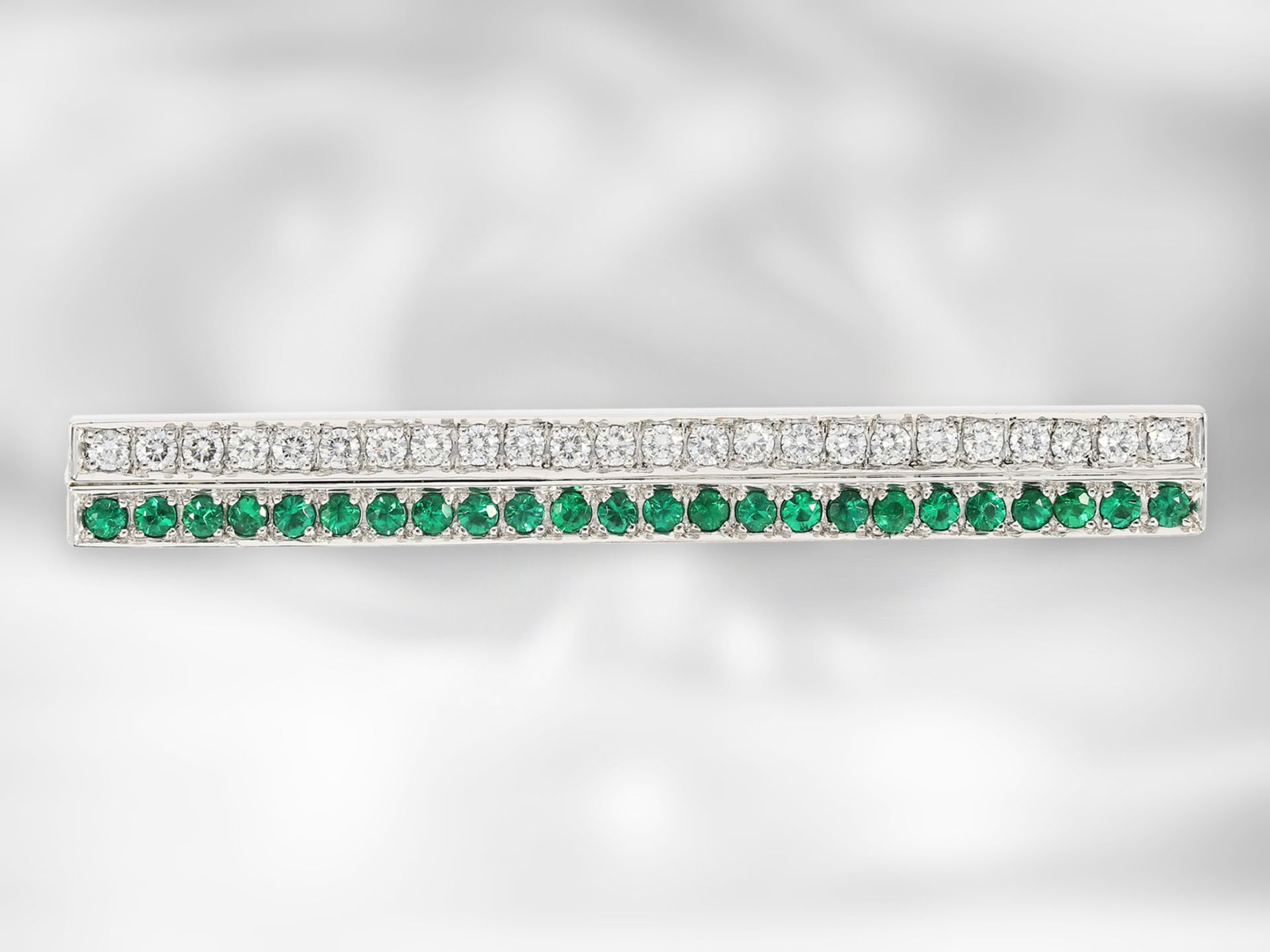 Brosche/Nadel: schlicht elegante Smaragd/Brillantbrosche, insgesamt ca. 1ct, 18K Weißgold, - Image 2 of 3