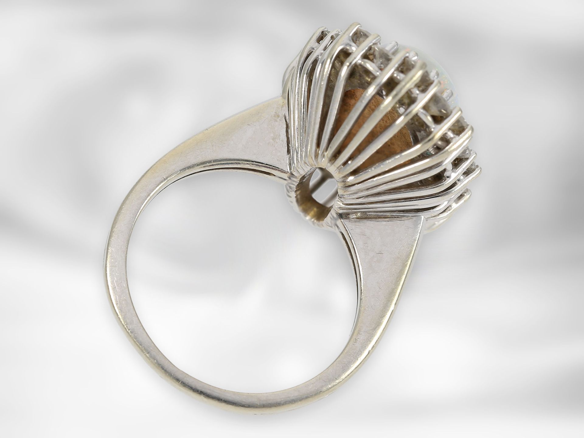 Ring: schöner vintage Opalring mit Brillanten, insgesamt ca. 1ct, 18K Weißgold Ca. Ø15mm, RG48, - Image 2 of 2