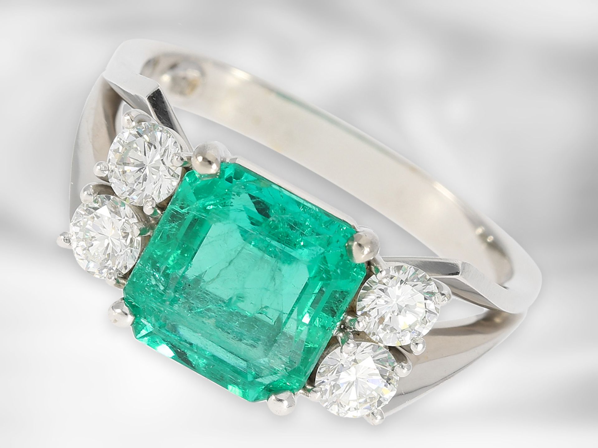 Ring: hochfeiner Smaragdring mit Brillanten, Anfertigung von Hofjuwelier Roesner, insgesamt ca. 3, - Bild 2 aus 4