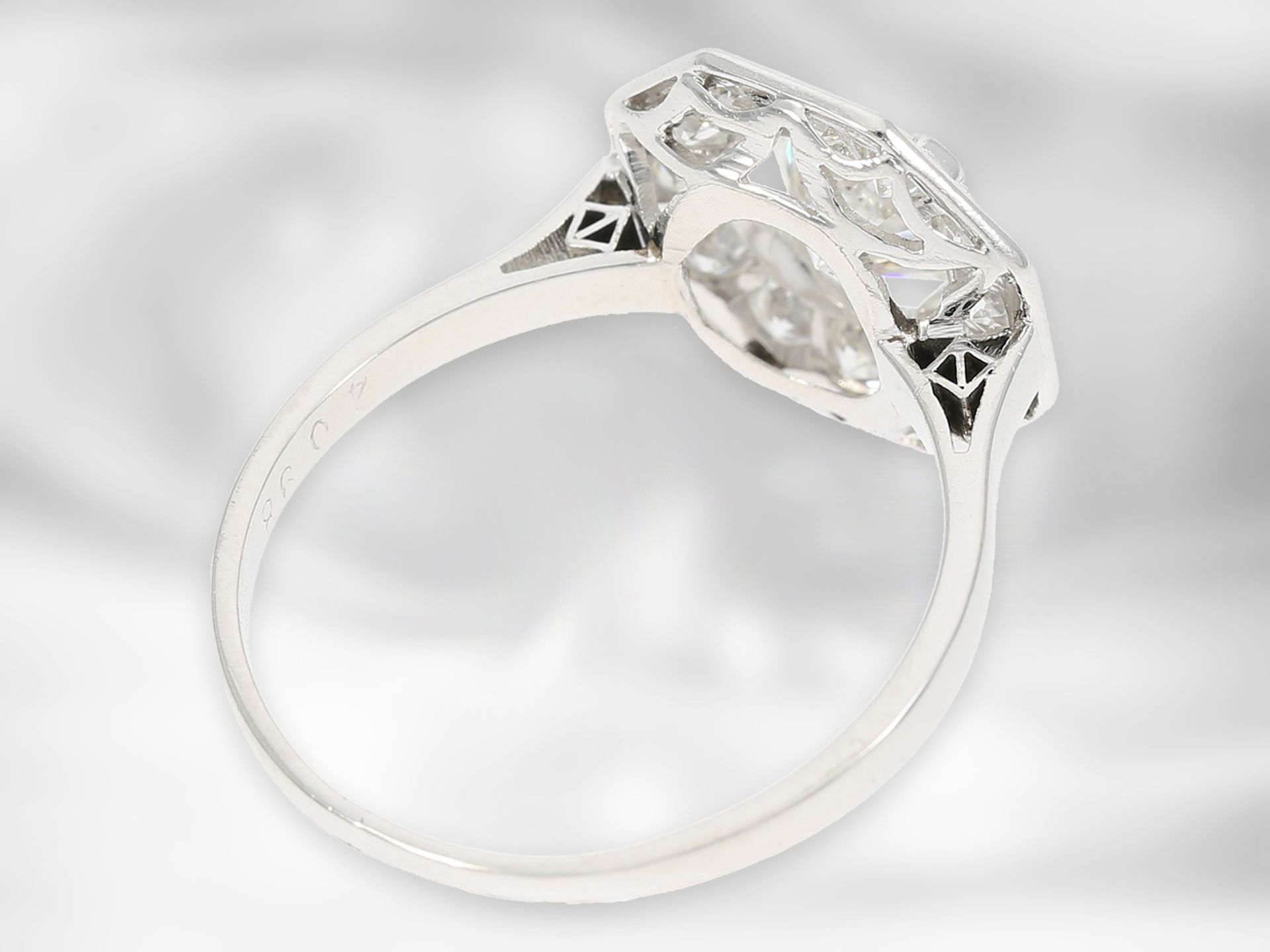 Ring: attraktiver vintage Platinring mit Brillant von ca. 0,87ct und Altschliff-Diamanten von - Bild 2 aus 3