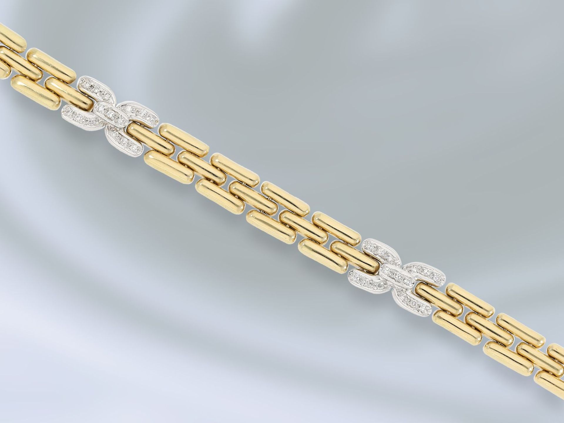 Armband: dekoratives, goldenes Armband mit Diamantbesatz, ca. 0,3ct Ca. 18cm lang, ca. 8mm breit, - Image 2 of 2