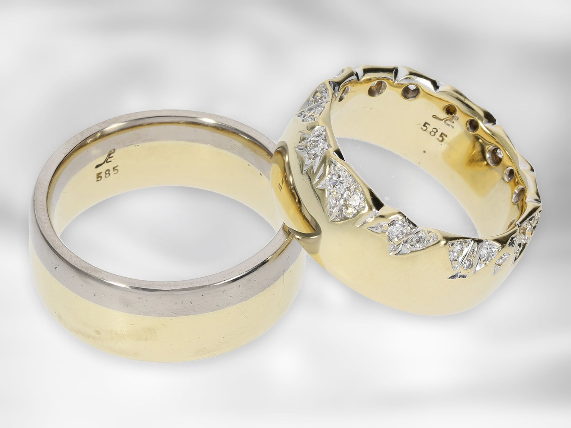 Ring: 2 unikate Goldschmiederinge, 1 Gelbgoldring mit Brillanten, 1 Bicolorring, 14K Gold, - Image 2 of 2