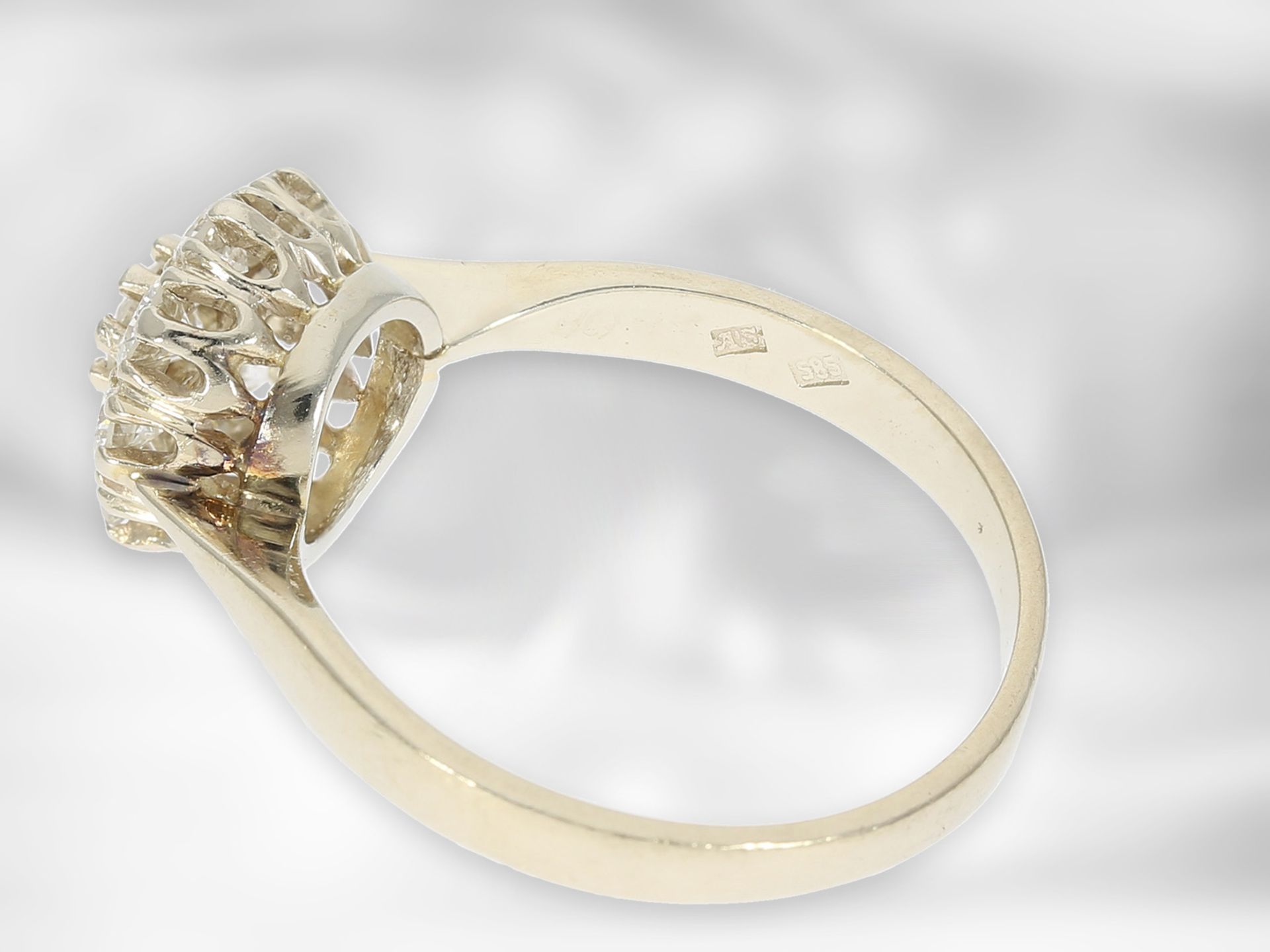 Ring: attraktiver Blütenring mit Brillanten von insgesamt ca. 0,9ct, 14K Weißgold Ca. Ø18,5mm, - Image 2 of 3