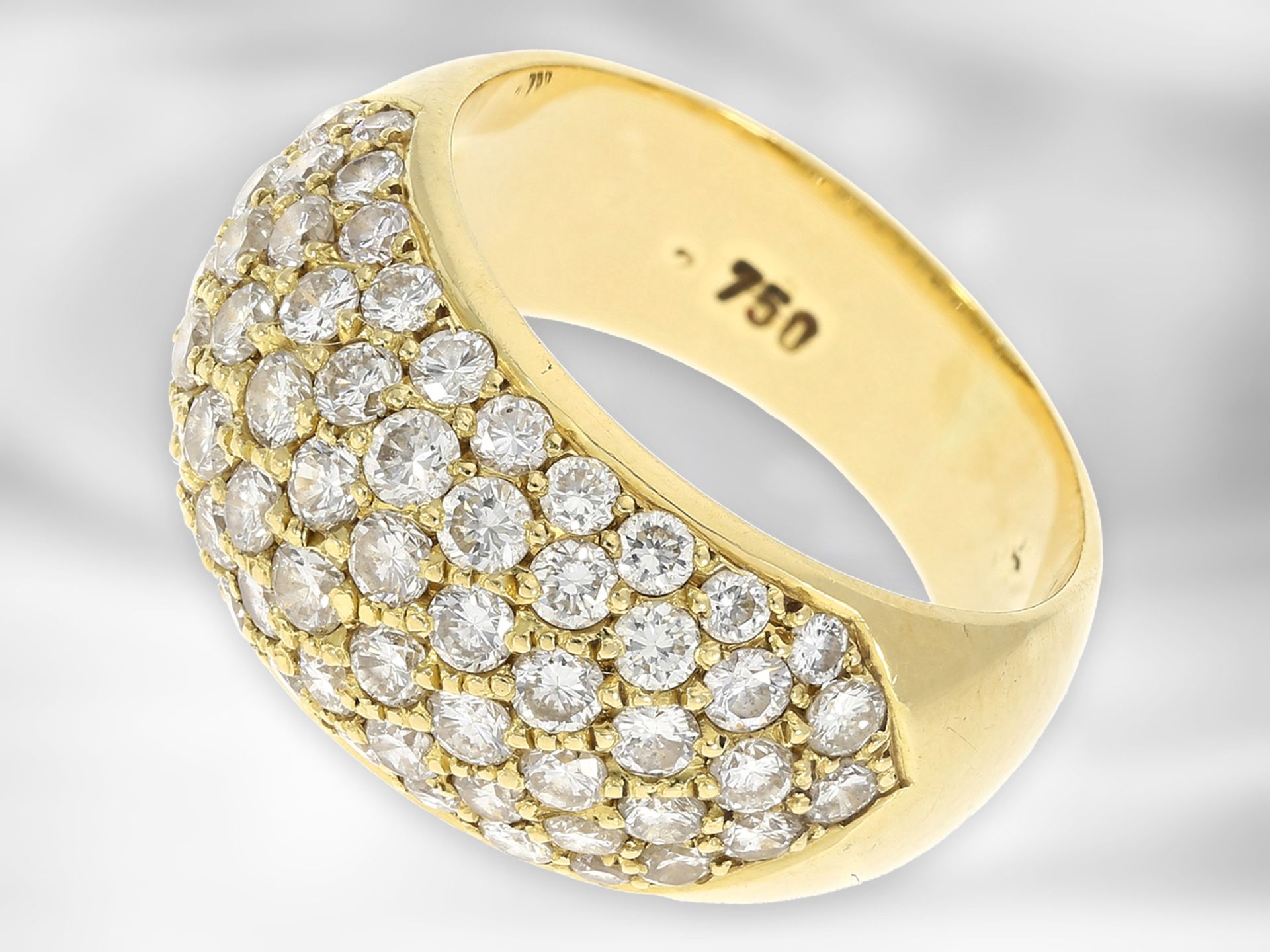 Ring: sehr schöner goldener Pavéring mit Brillantbesatz von insgesamt 2,48ct, 18K Gelbgold Ca.