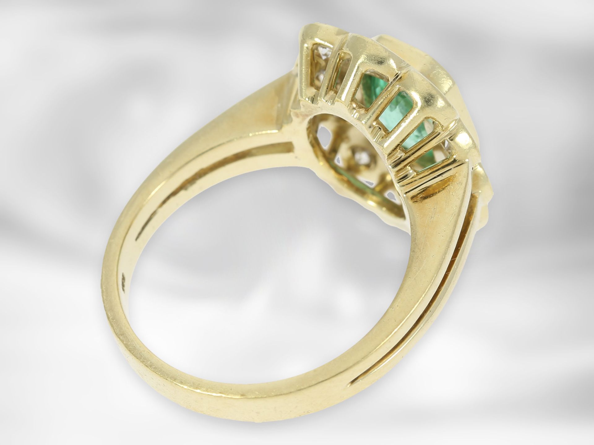 Ring: klassischer gelbgoldener Smaragdring mit Brillanten, insgesamt ca. 2,35ct, 14K Gold Ca. Ø18, - Bild 3 aus 3