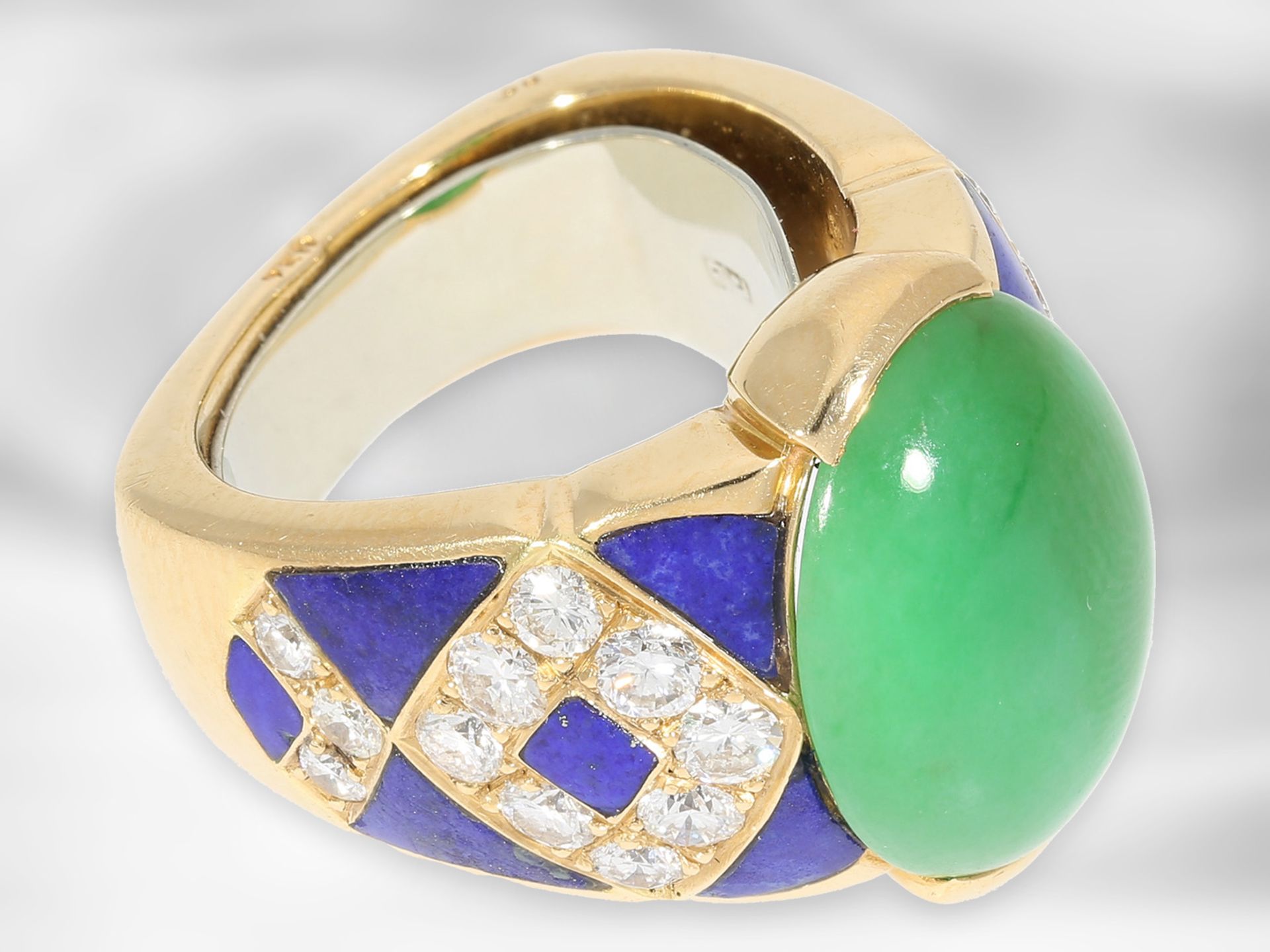 Ring: hochwertiger kunstvoll gearbeiteter Jadering mit Brillanten und Lapislazuli, 18K Gelbgold, - Bild 5 aus 5