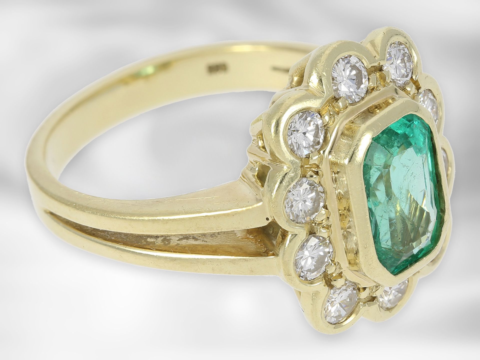 Ring: klassischer gelbgoldener Smaragdring mit Brillanten, insgesamt ca. 2,35ct, 14K Gold Ca. Ø18, - Bild 2 aus 3