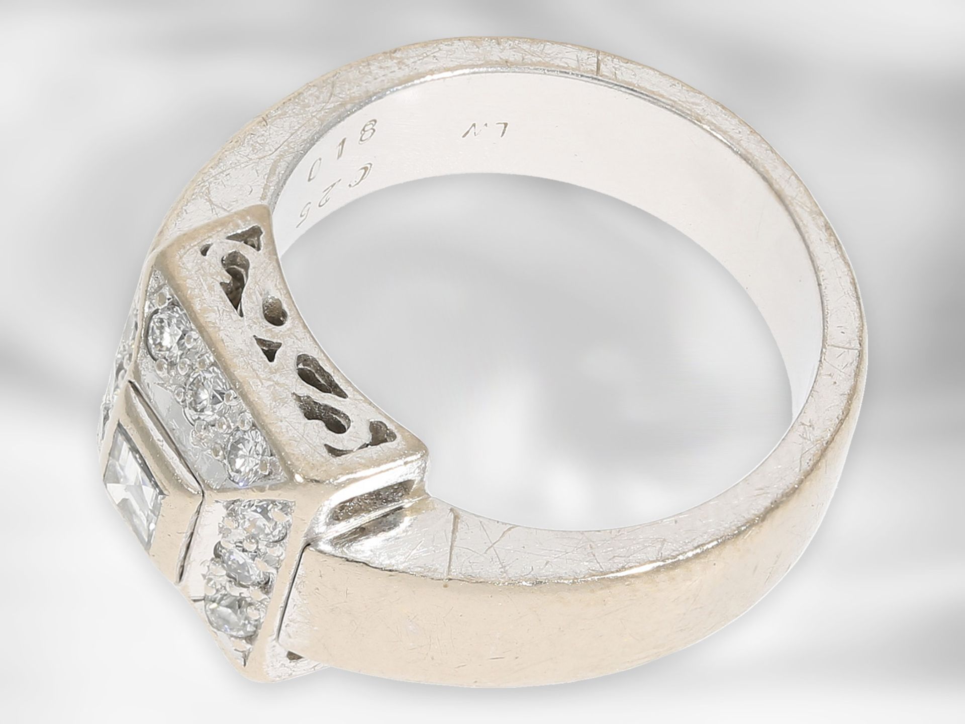 Ring: schwerer dekorativer Weißgoldring mit Diamanten, insgesamt ca. 0,43ct, 18K Gold Ca. Ø16mm, - Bild 2 aus 2