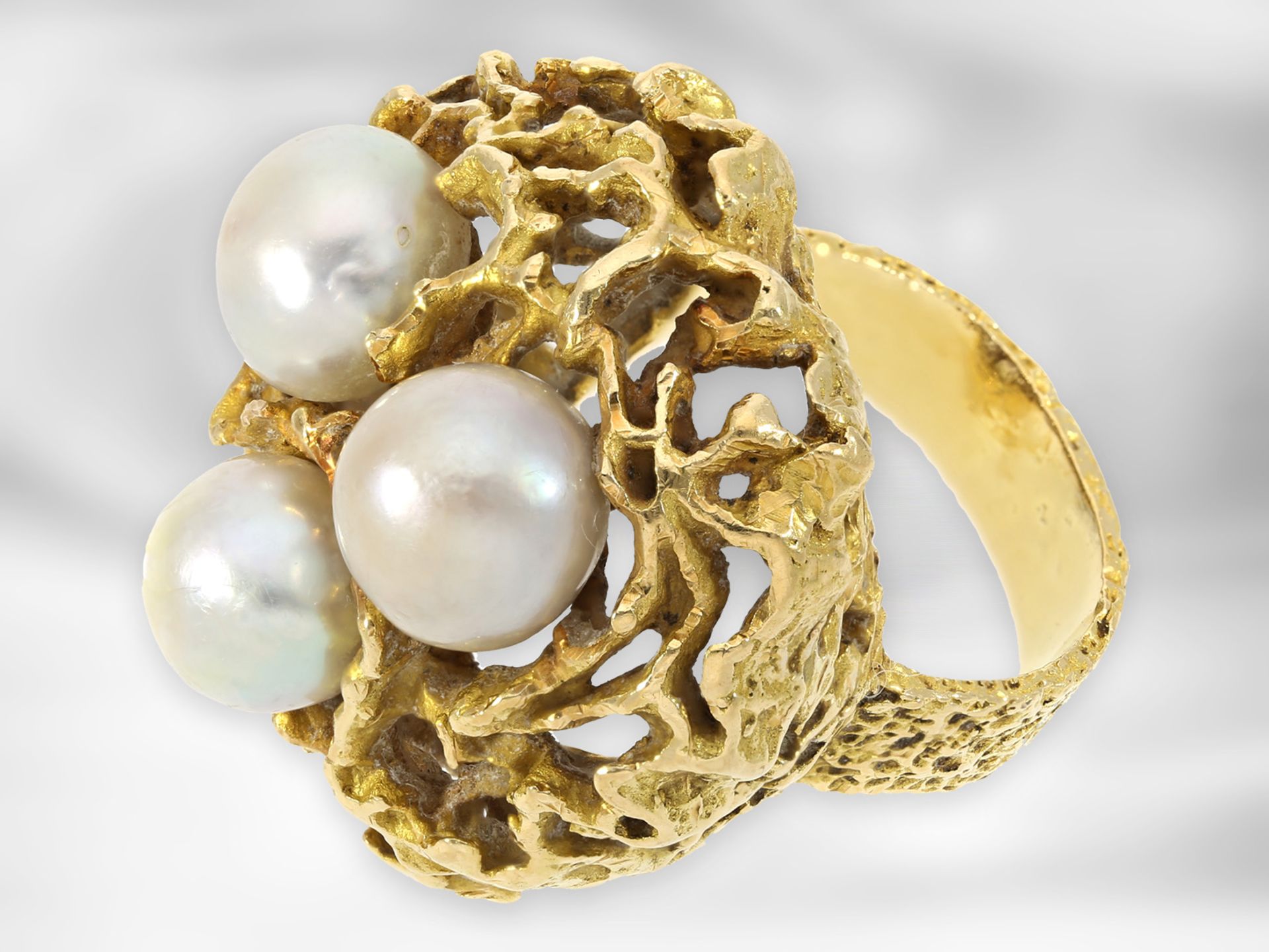 Ring: schwerer dekorativer vintage Goldschmiedering mit Zuchtperlen, 18K Gelbgold,