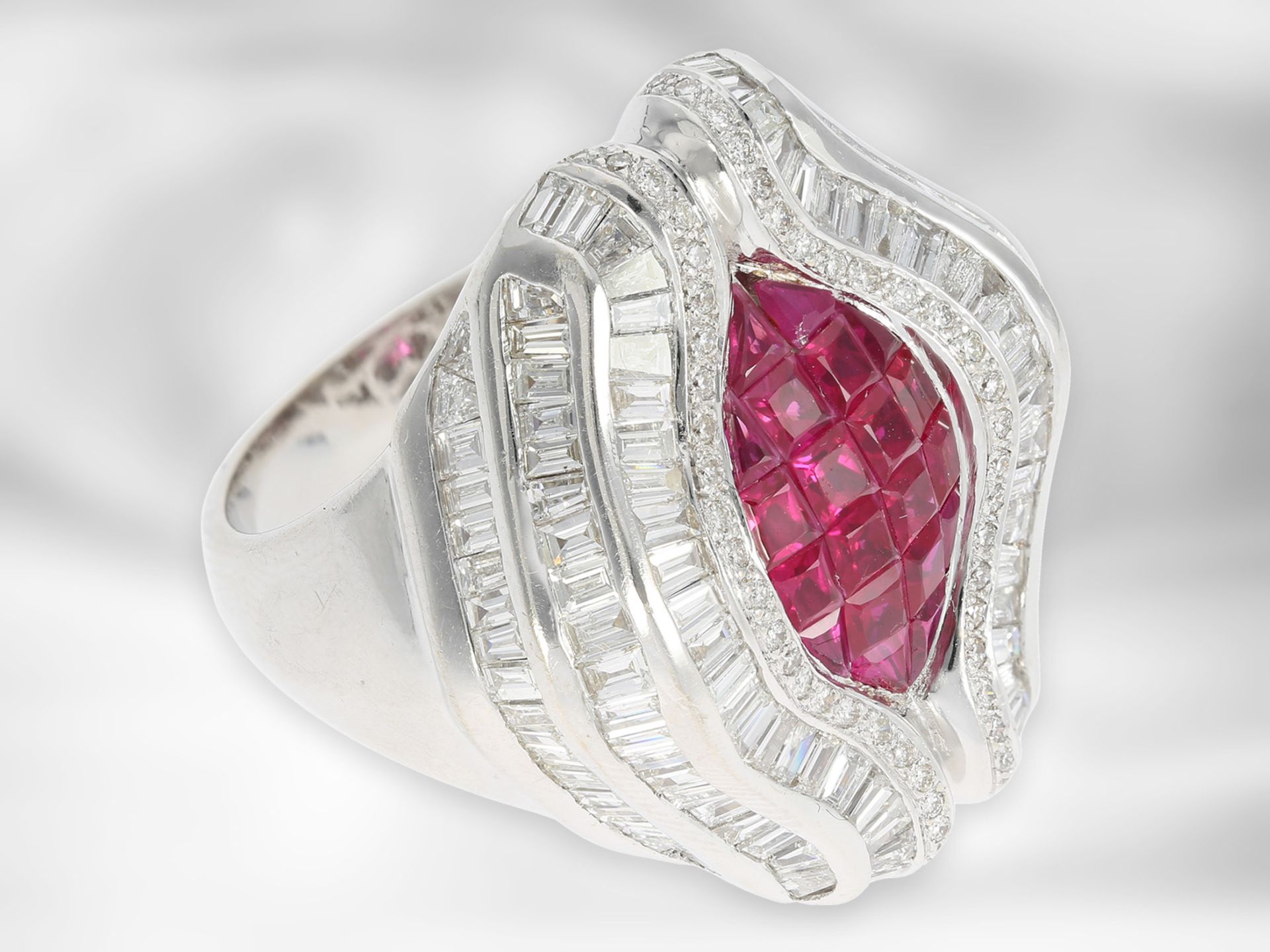 Ring: extravaganter luxuriöser Diamant/Rubinring, insgesamt ca. 5,49ct, 18K Weißgold,