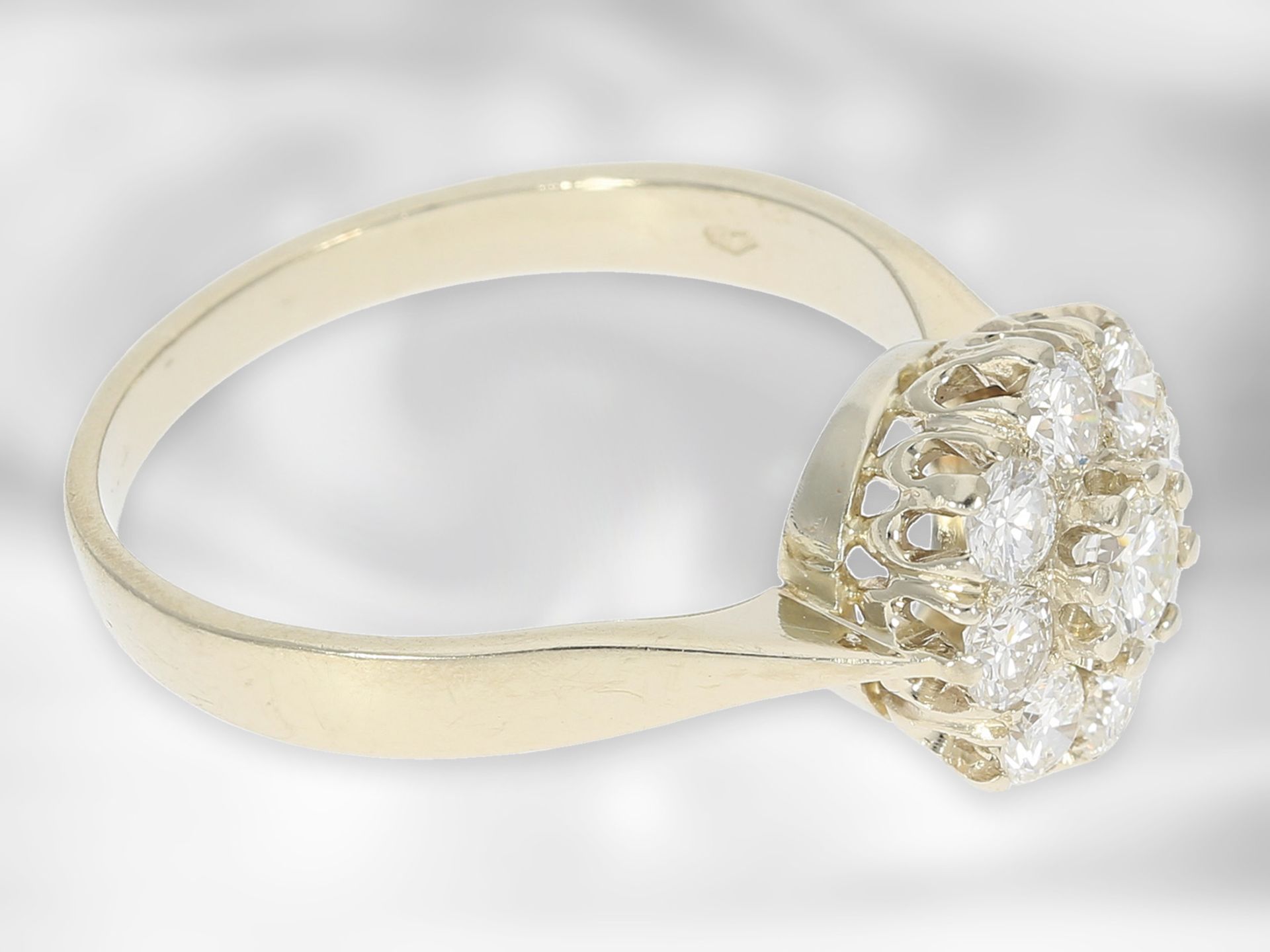 Ring: attraktiver Blütenring mit Brillanten von insgesamt ca. 0,9ct, 14K Weißgold Ca. Ø18,5mm, - Bild 3 aus 3