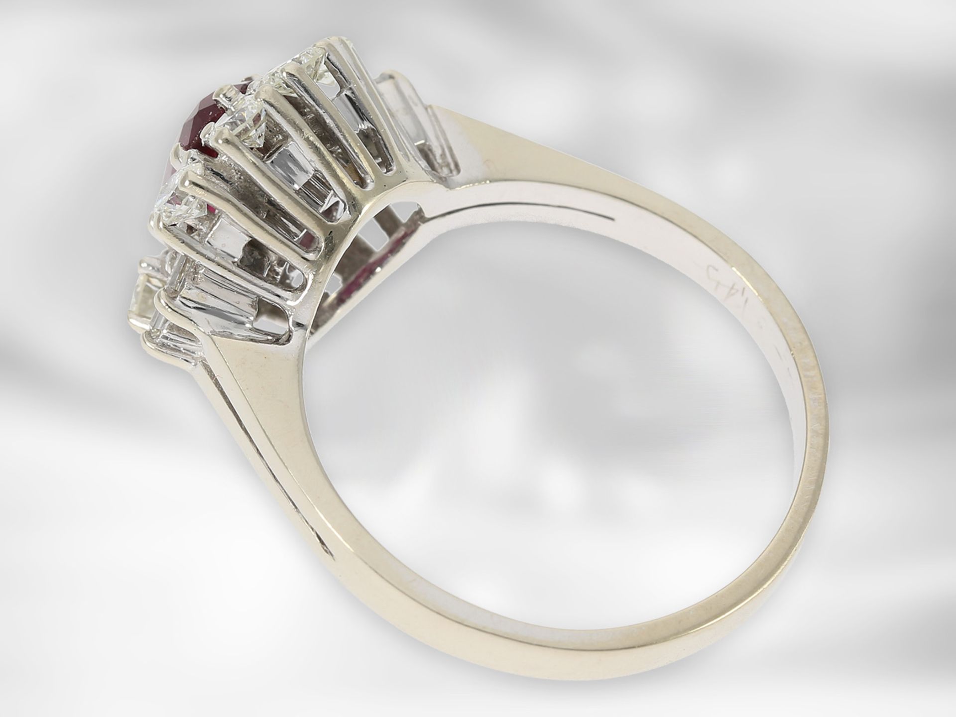 Ring: schöner vintage Rubinring mit Diamanten, insgesamt ca. 1,6ct, 14K Weißgold Ca. Ø18mm, RG56, - Bild 3 aus 3