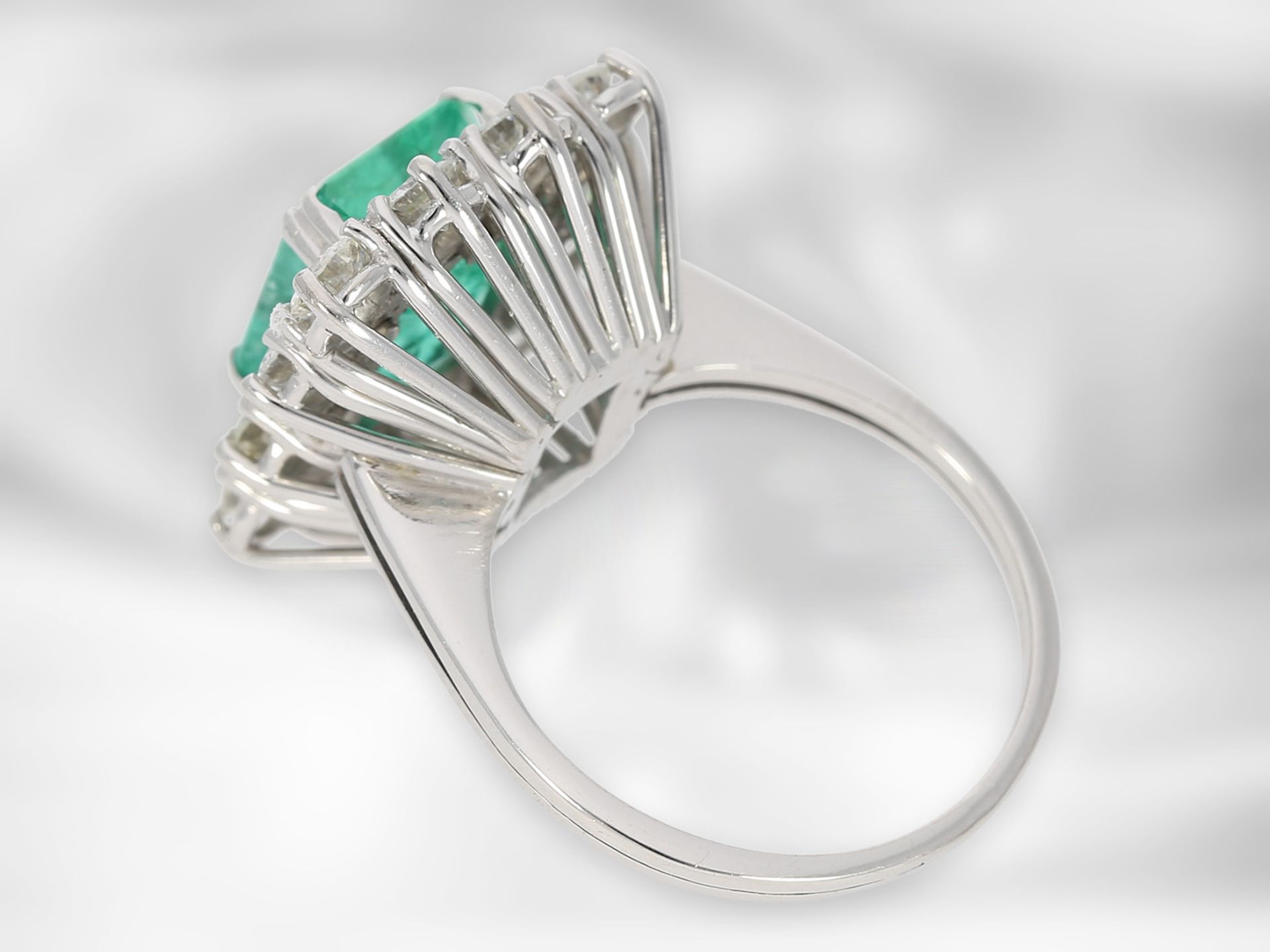 Ring: sehr dekorativer, hochwertiger vintage Smaragd/Brillant-Goldschmiedering, Handarbeit aus 18K - Image 2 of 3