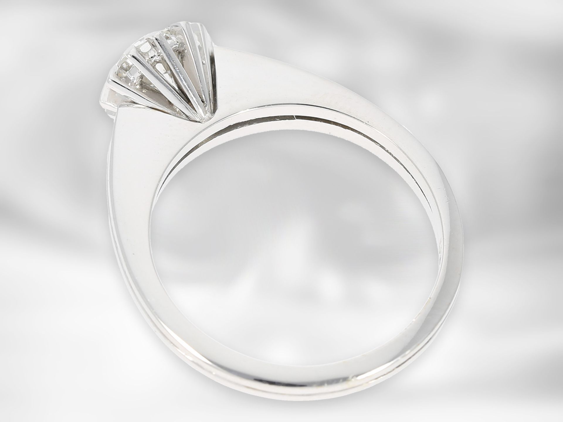 Ring: sehr hochwertiger vintage Solitär-/Brillantring von 1,12ct, 18K Weißgold Ca. Ø19,5mm, RG62, - Image 2 of 3