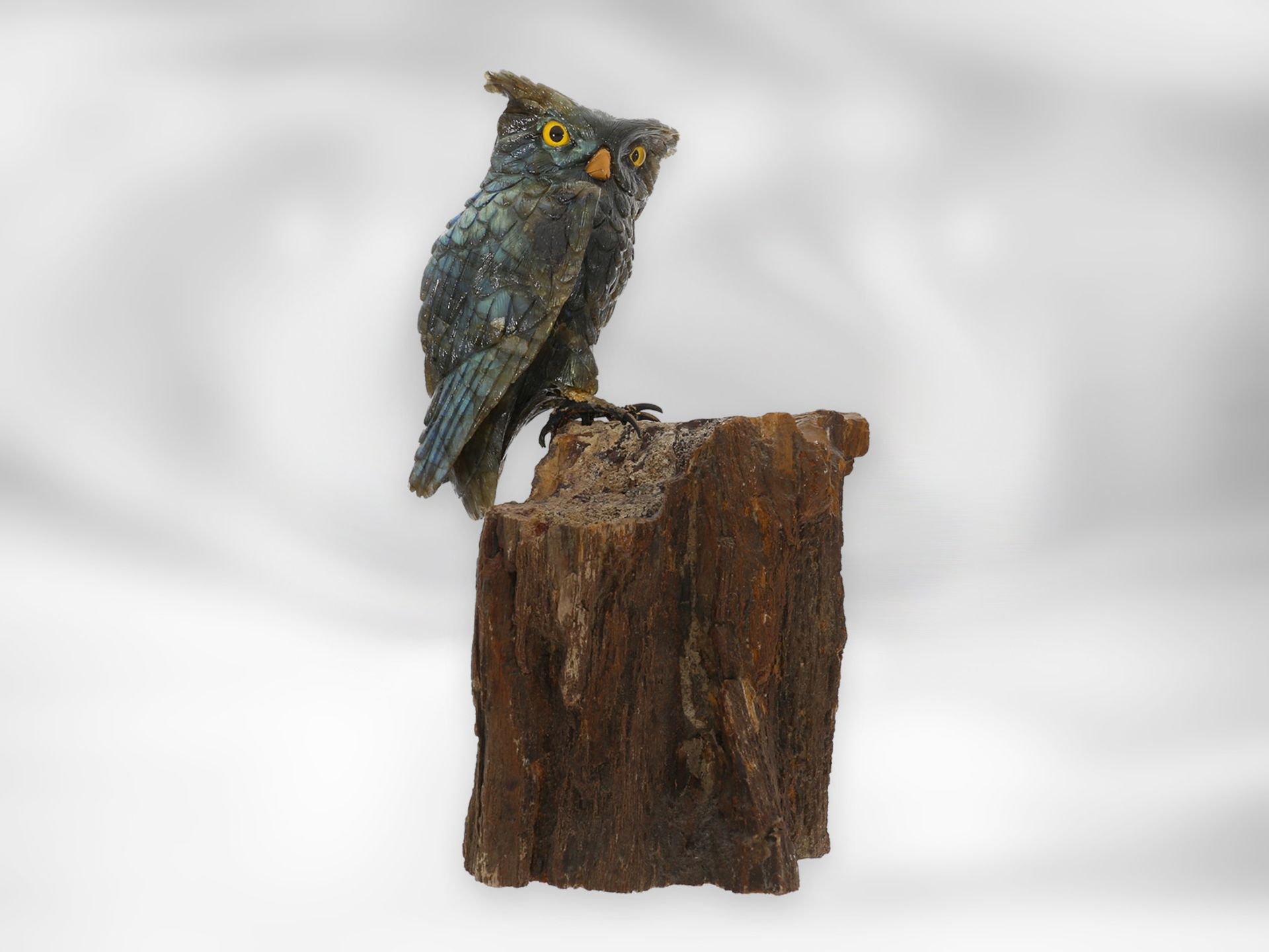 Figur/Steinschnitzerei: Skulptur einer Eule aus Labradorit auf versteinertem Holz, aus dem