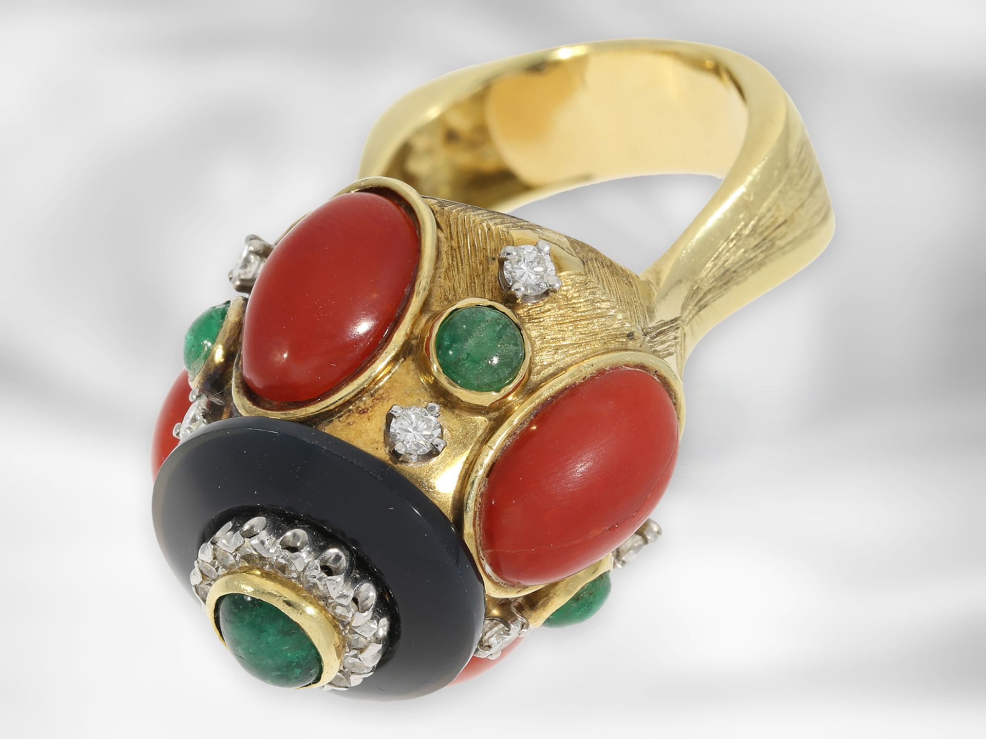 Ring: extravaganter vintage Goldschmiedering mit Smaragd- und Korallcabochons sowie Diamanten, 18K - Image 3 of 4