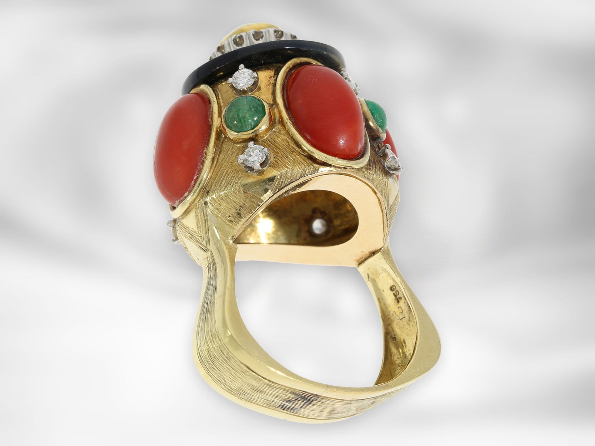 Ring: extravaganter vintage Goldschmiedering mit Smaragd- und Korallcabochons sowie Diamanten, 18K - Image 2 of 4