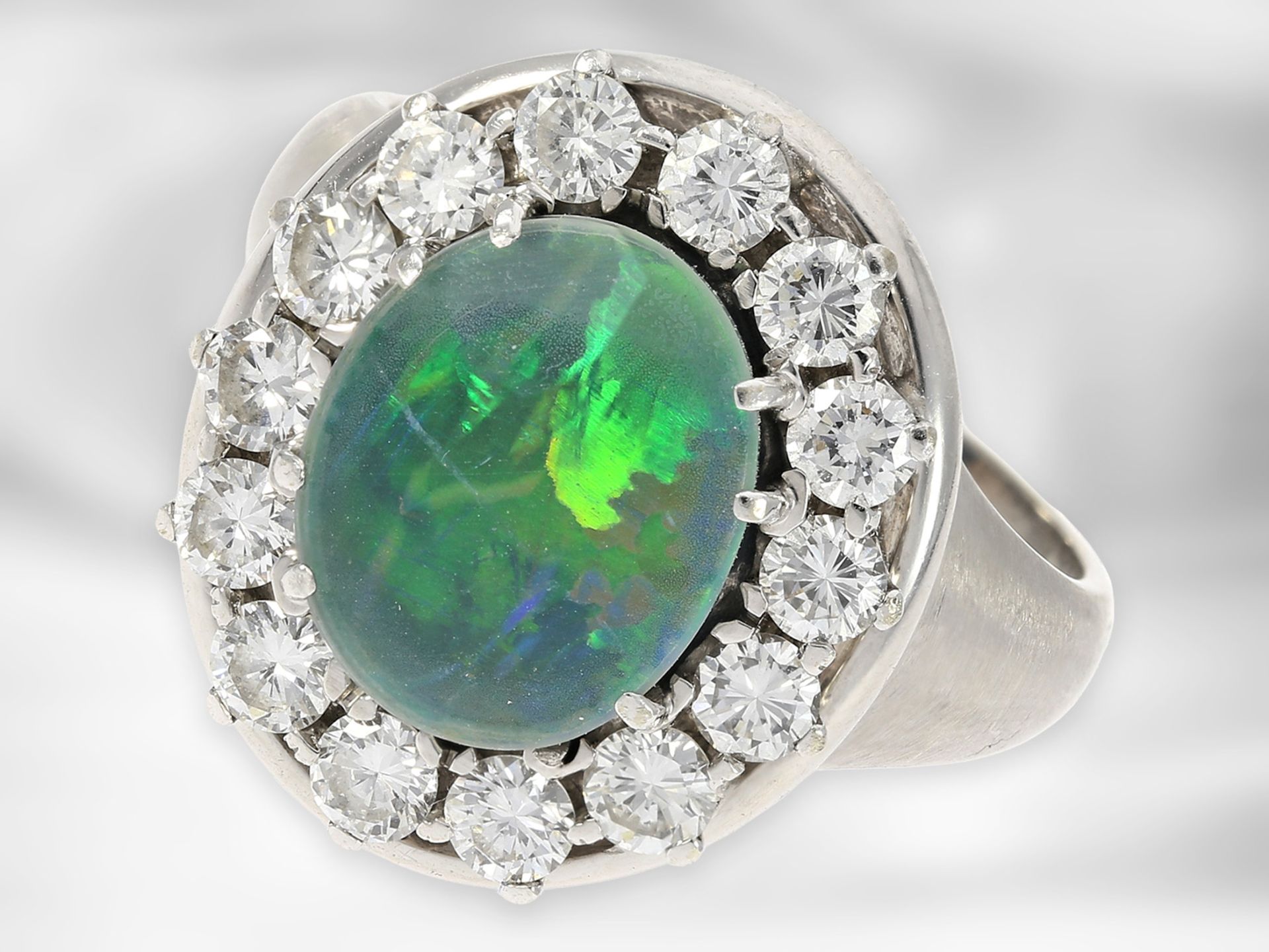 Ring: attraktiver weißgoldener Brillantring mit Opal, insgesamt ca. 1,12ct Brillanten, 18K Gold Ca.