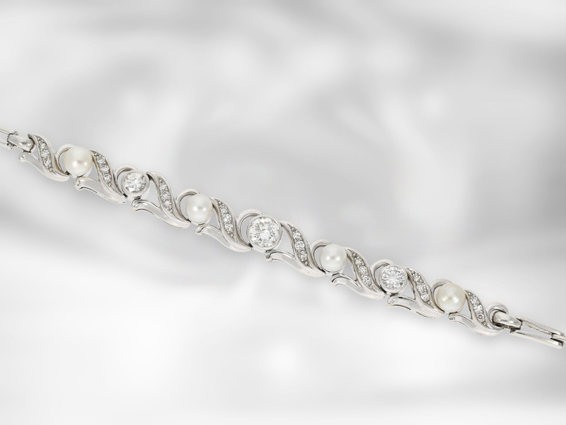 Armband: sehr dekoratives vintage Armband mit Brillanten und Perlen, insgesamt ca. 1,25ct, 14K