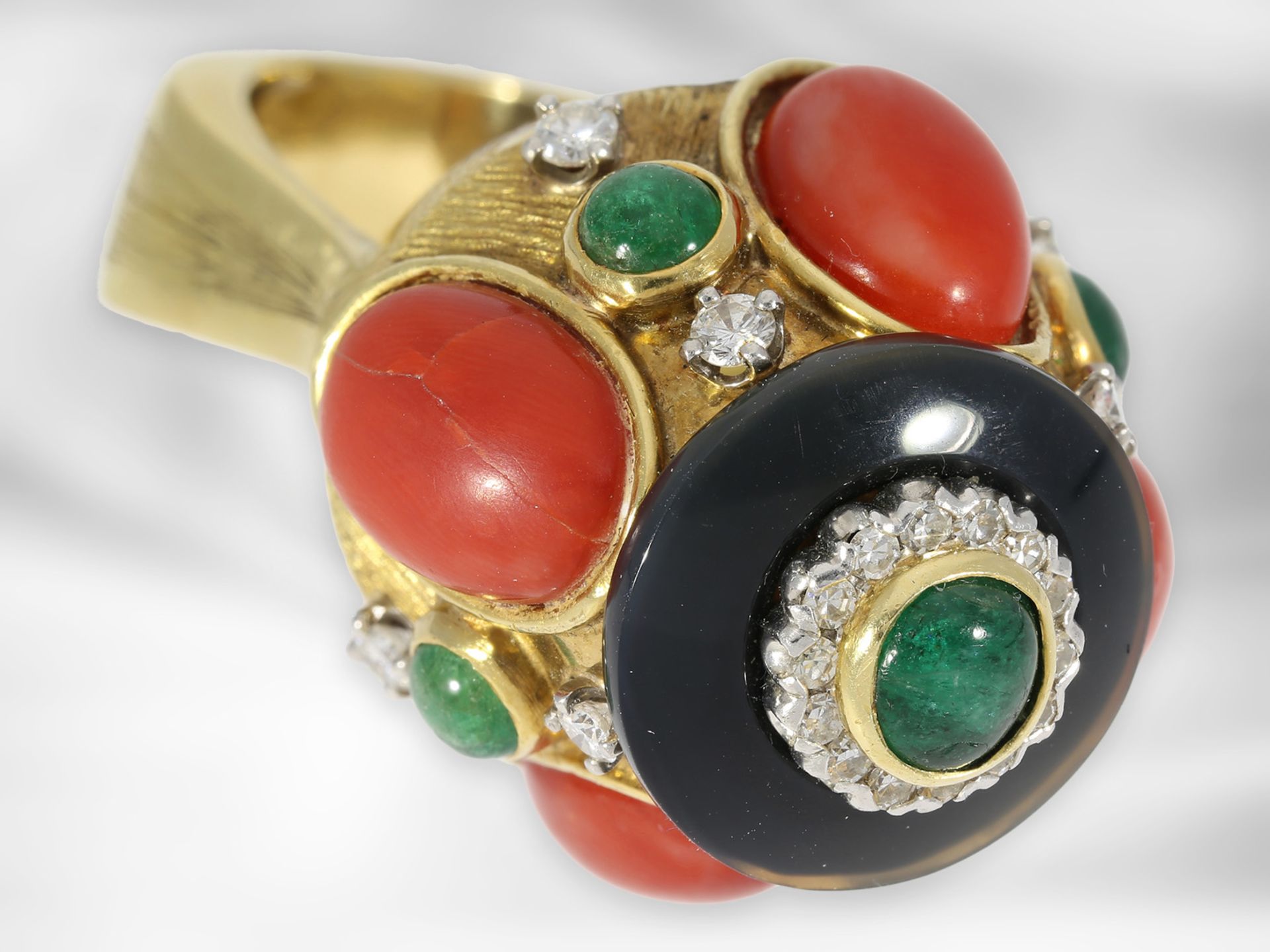 Ring: extravaganter vintage Goldschmiedering mit Smaragd- und Korallcabochons sowie Diamanten, 18K - Image 4 of 4