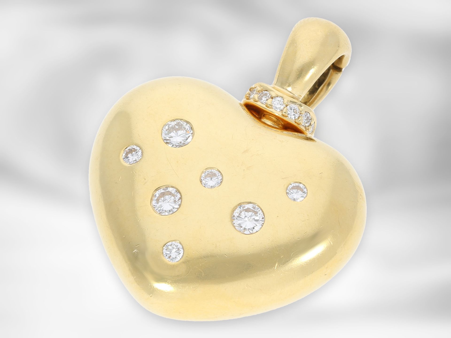 Anhänger: schwerer gelbgoldener Herzanhängerclip mit Brillanten, insgesamt ca. 0,77ct, 18K Gold Ca.