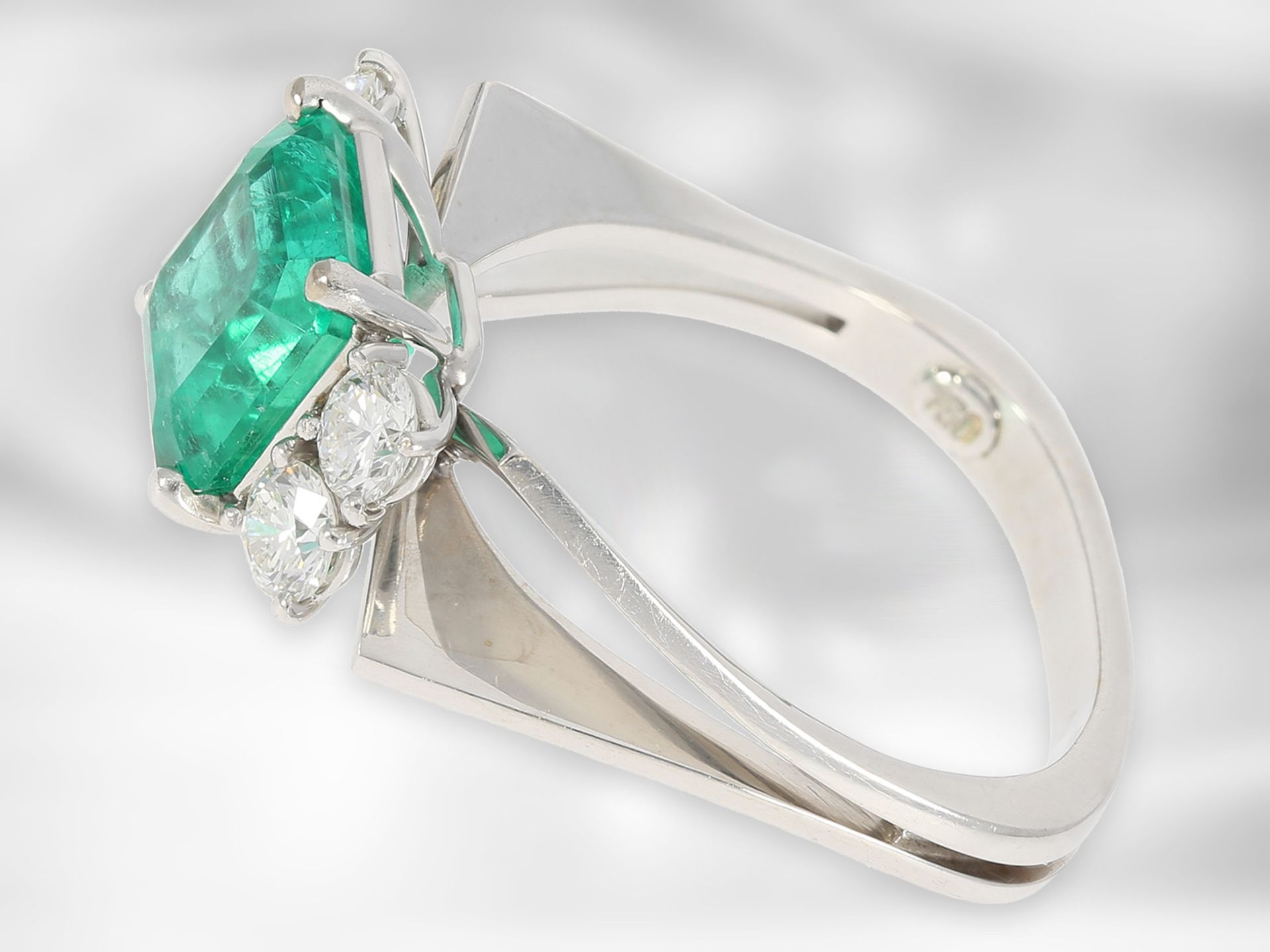 Ring: hochfeiner Smaragdring mit Brillanten, Anfertigung von Hofjuwelier Roesner, insgesamt ca. 3, - Image 3 of 4