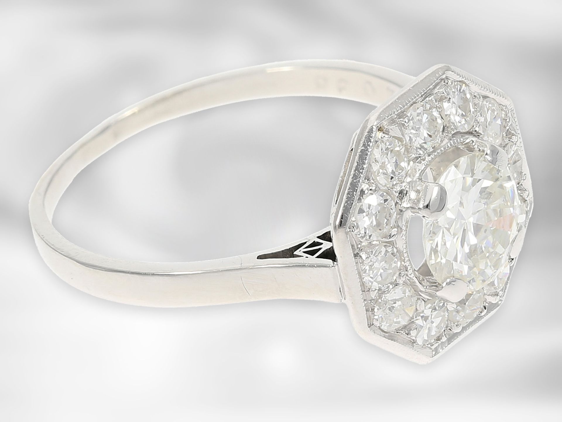 Ring: attraktiver vintage Platinring mit Brillant von ca. 0,87ct und Altschliff-Diamanten von - Bild 3 aus 3