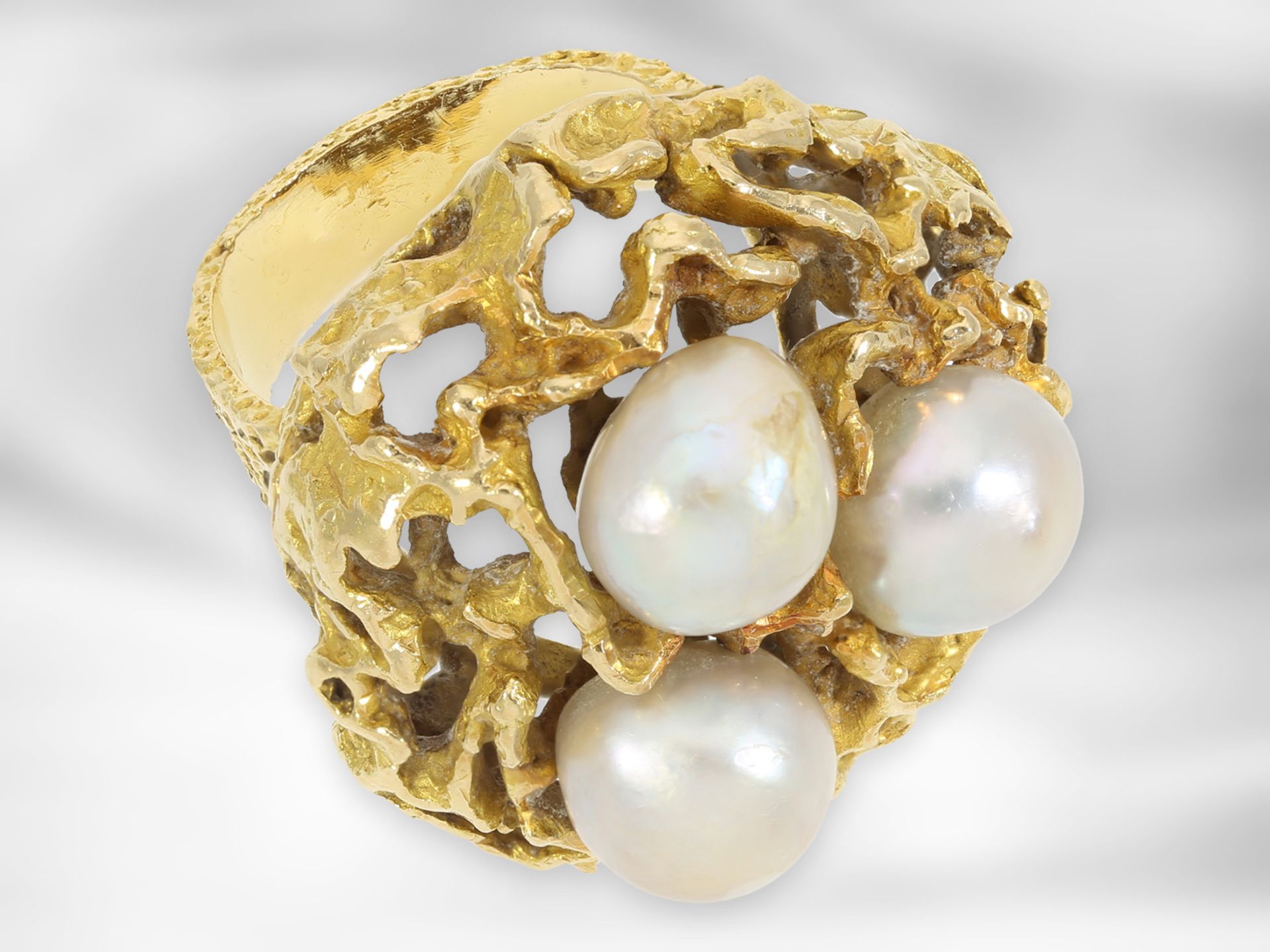 Ring: schwerer dekorativer vintage Goldschmiedering mit Zuchtperlen, 18K Gelbgold, - Image 2 of 3
