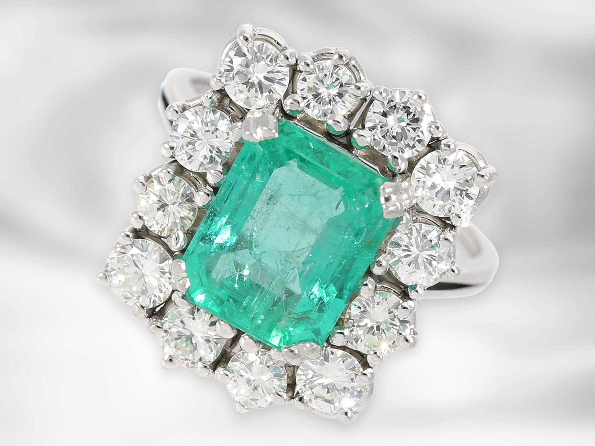 Ring: sehr dekorativer, hochwertiger vintage Smaragd/Brillant-Goldschmiedering, Handarbeit aus 18K