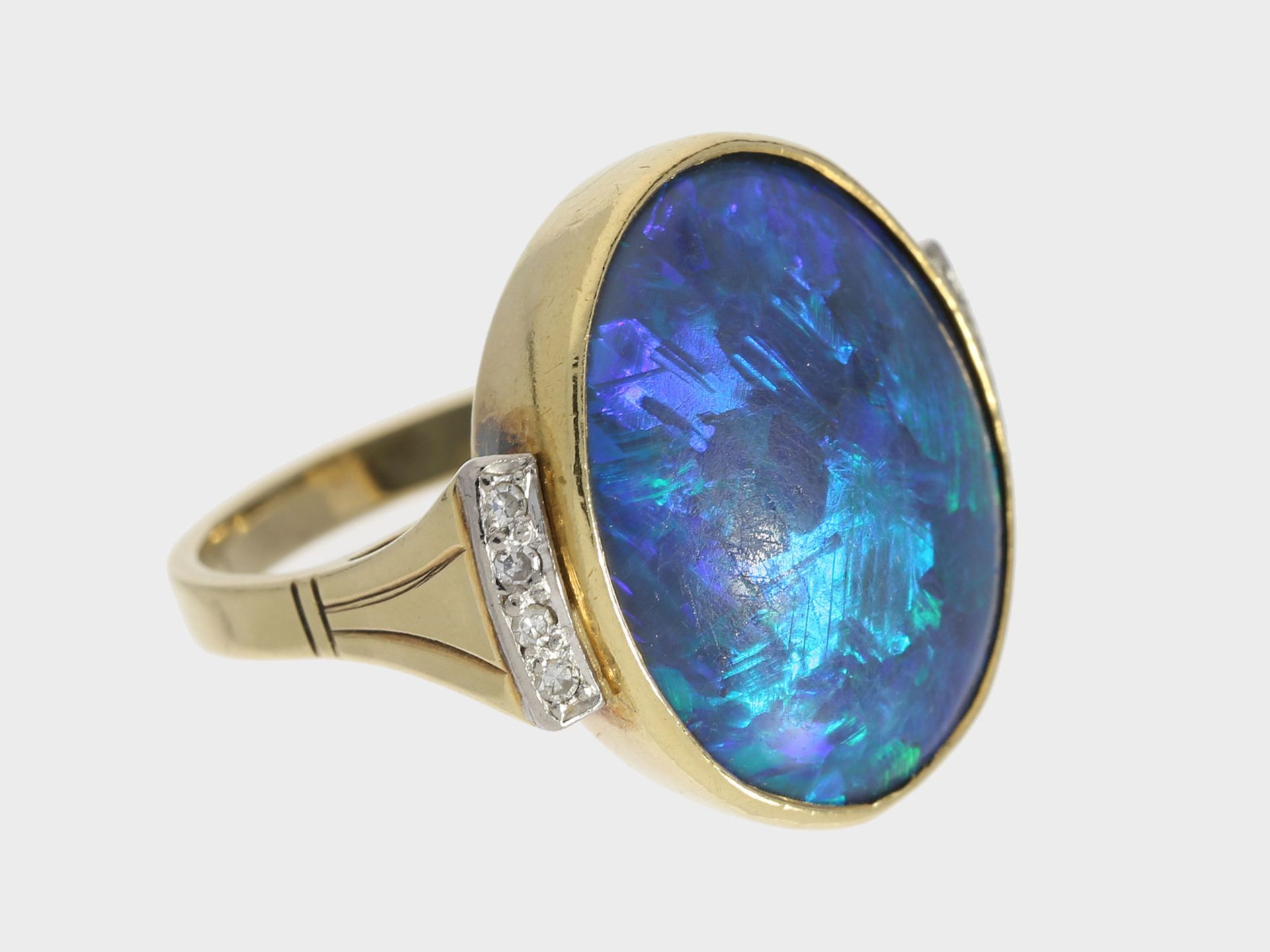 Ring: handgefertigter vintage Goldring mit einem blauen Opal von seltener Qualität