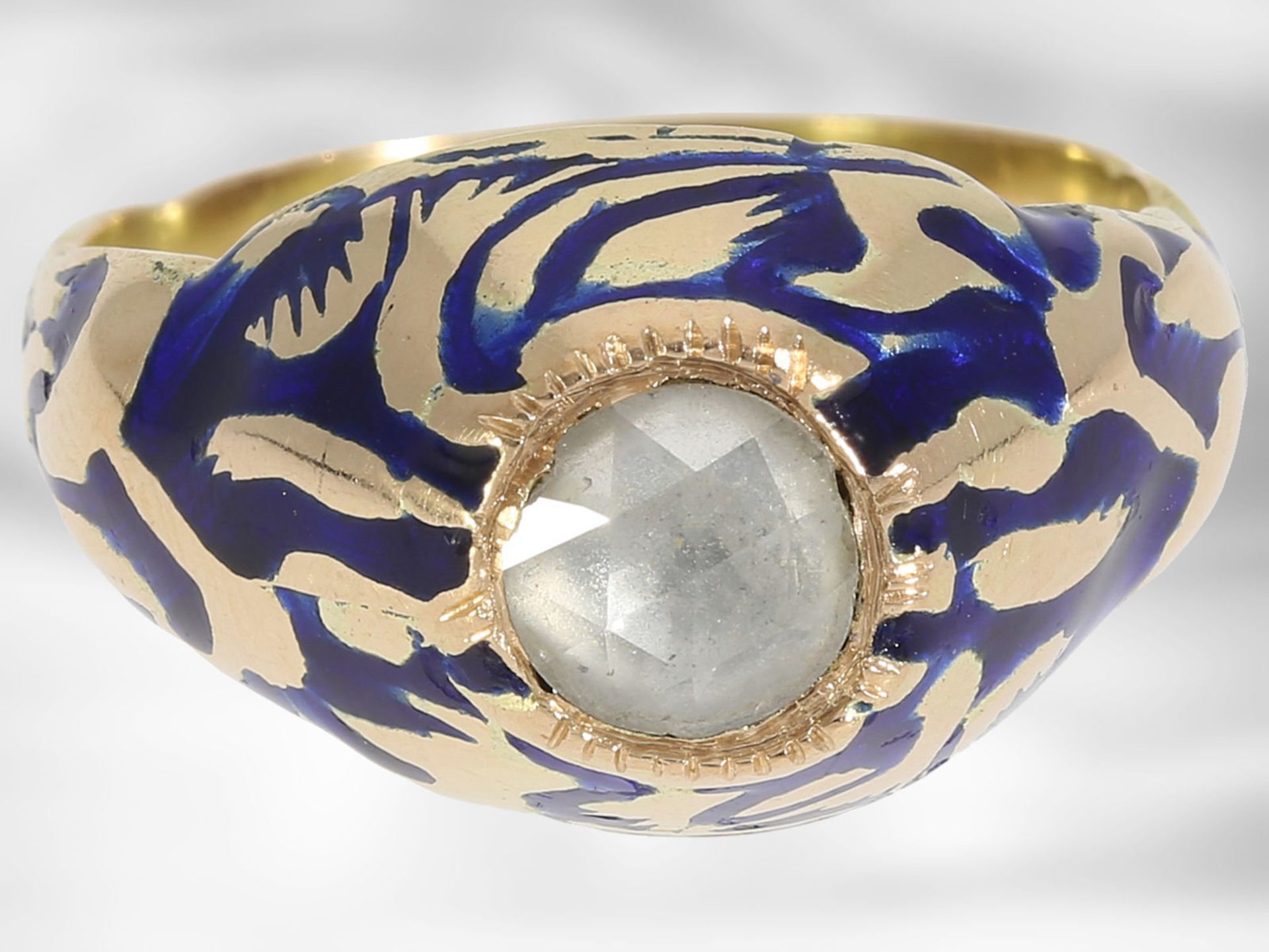 Ring: ausgefallener, emaillierter Goldschmiedering mit Diamantbesatz, vermutlich aus der Zeit des - Bild 3 aus 3