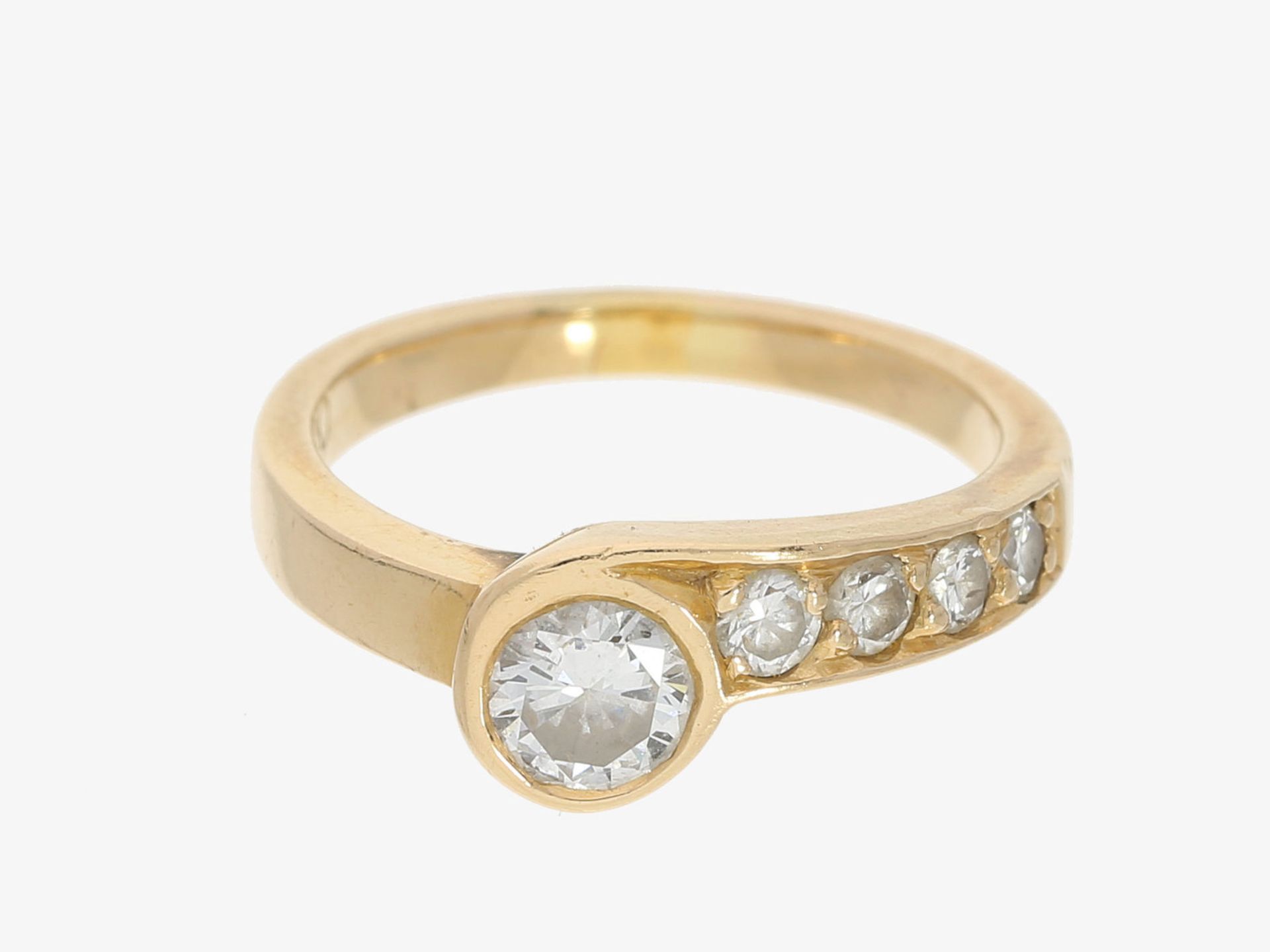 Ring: Goldschmiedering mit Brillanten