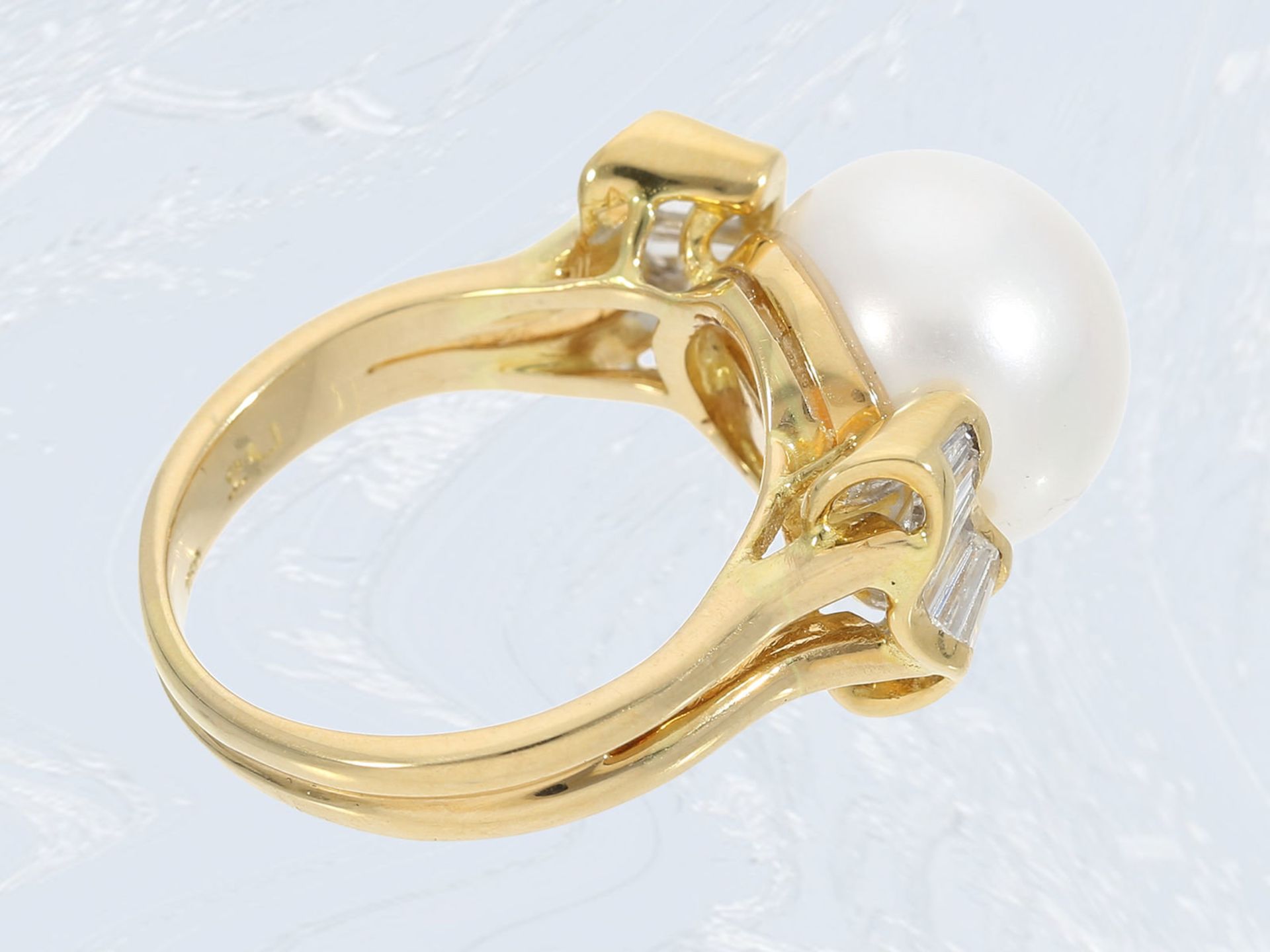 Ring: dekorativer gelbgoldener Zuchtperlenring mit Diamanten von ca. 0,7ct, 18K Gold - Bild 2 aus 3